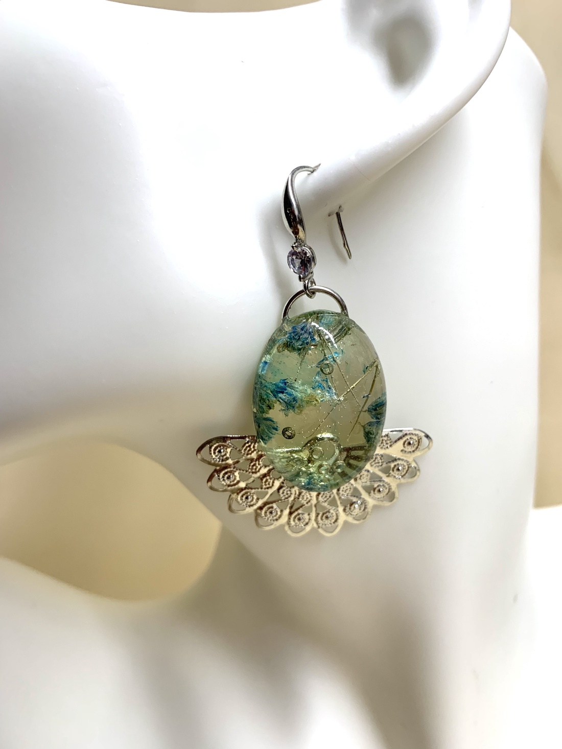 cercei cu flori naturale 01284 - bijuterii - cercei - cercei din rășină - Artynos.ro