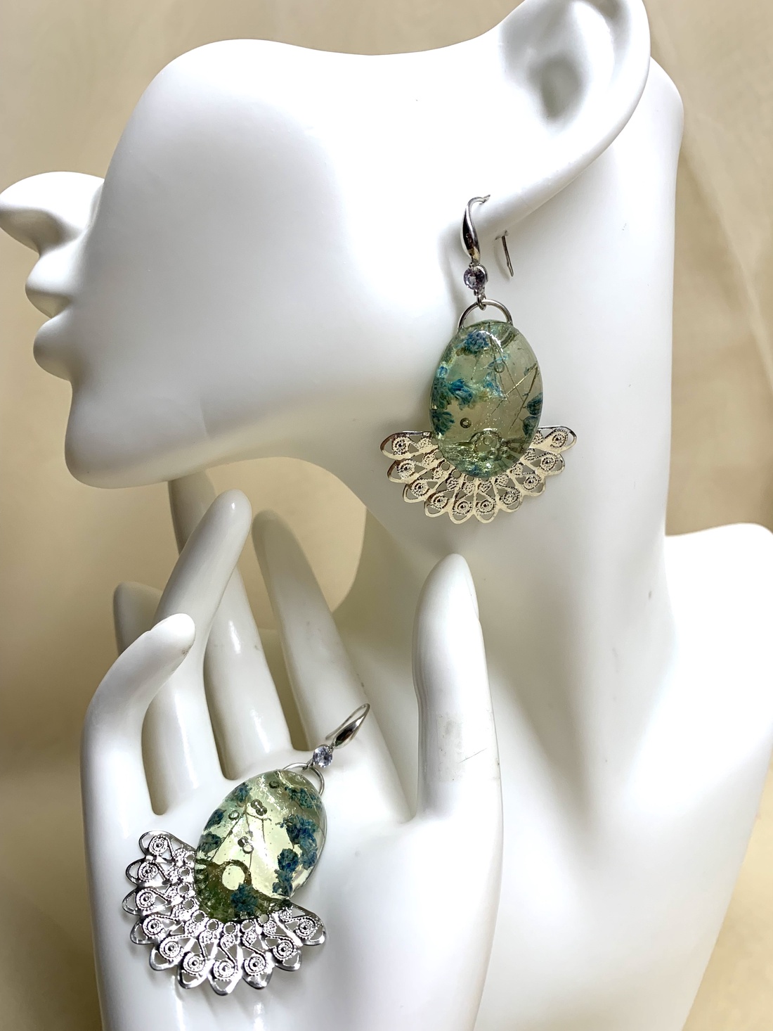 cercei cu flori naturale 01284 - bijuterii - cercei - cercei din rășină - Artynos.ro