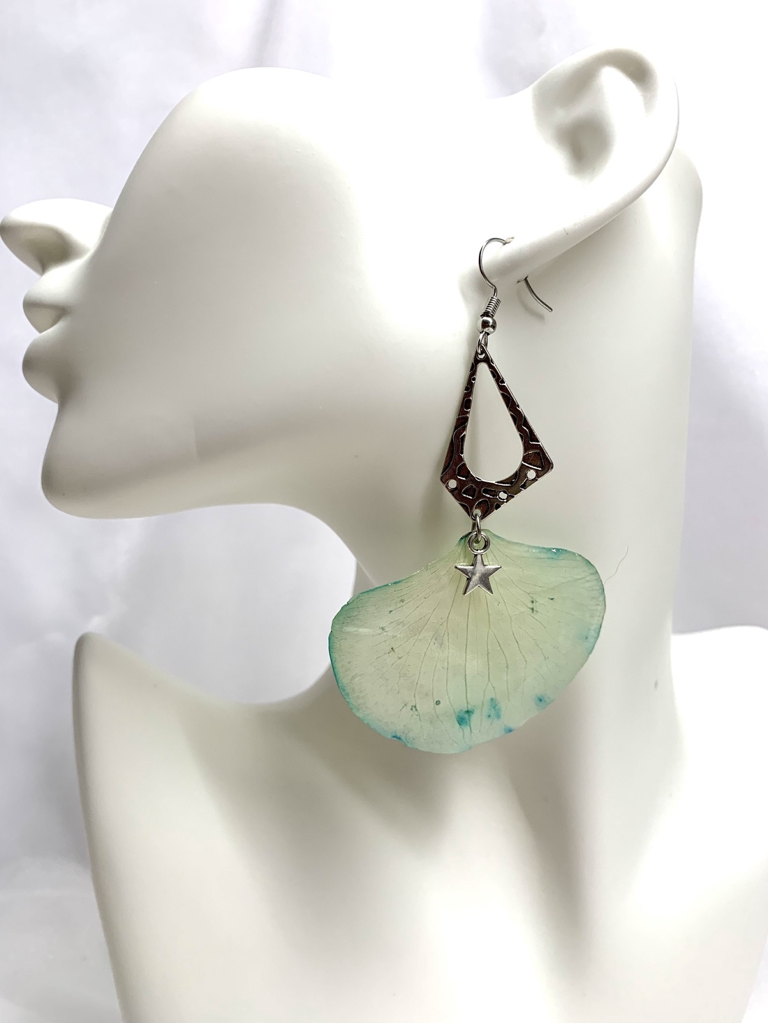 cercei cu Orhidee 01285 - bijuterii - cercei - cercei din rășină - Artynos.ro