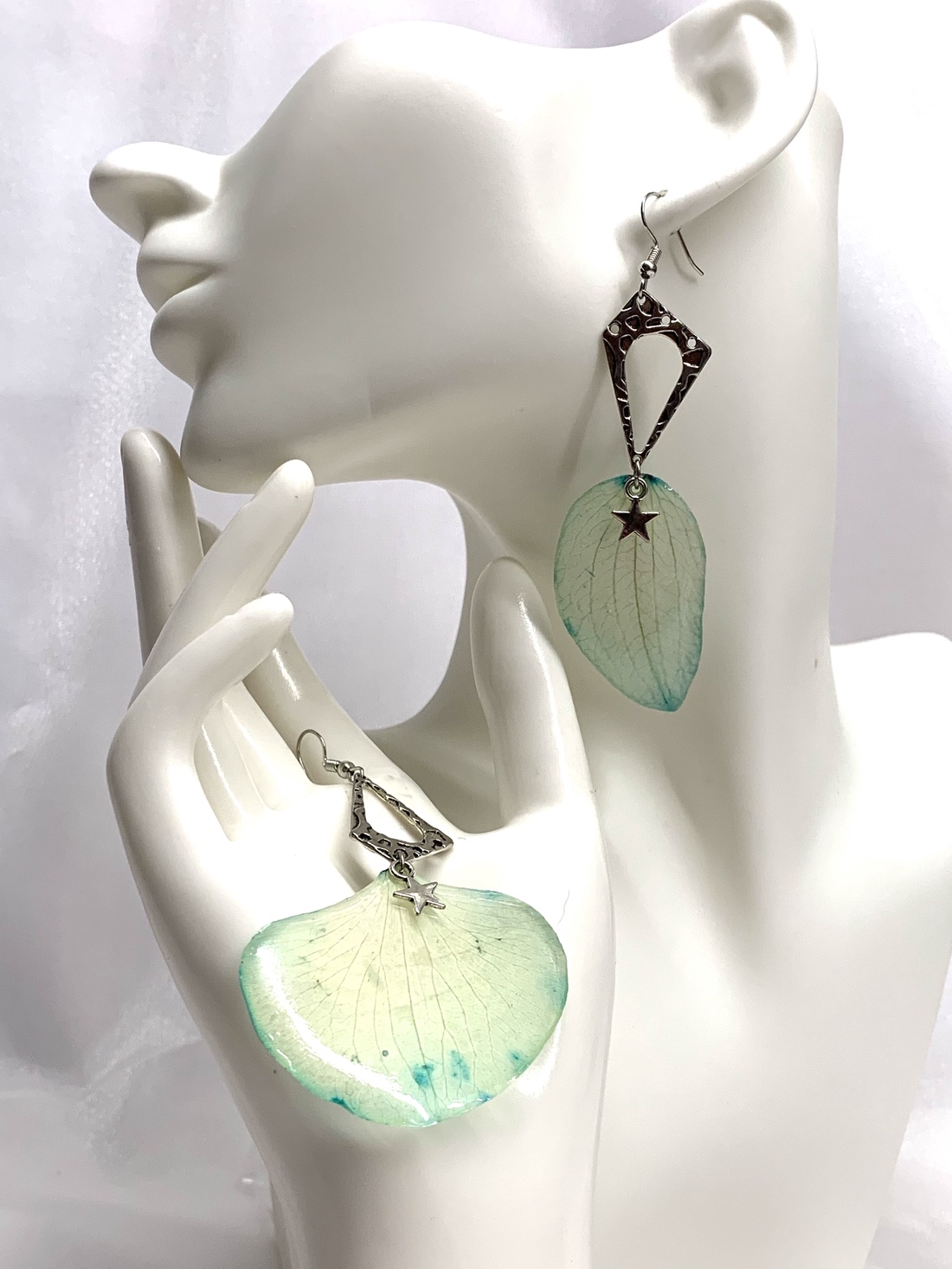 cercei cu Orhidee 01285 - bijuterii - cercei - cercei din rășină - Artynos.ro