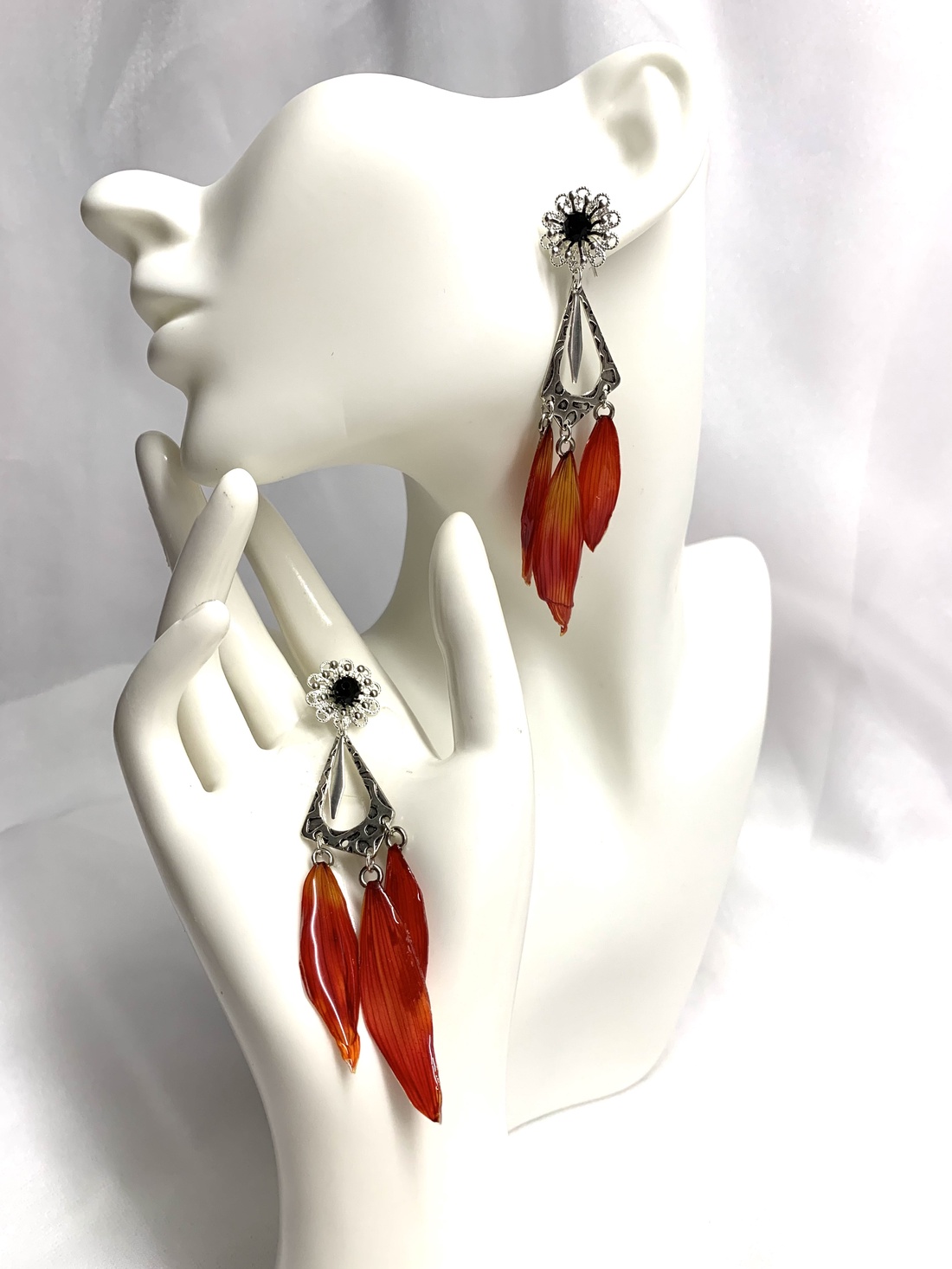 cercei cu Crizanteme 00990 - bijuterii - cercei - cercei din rășină - Artynos.ro