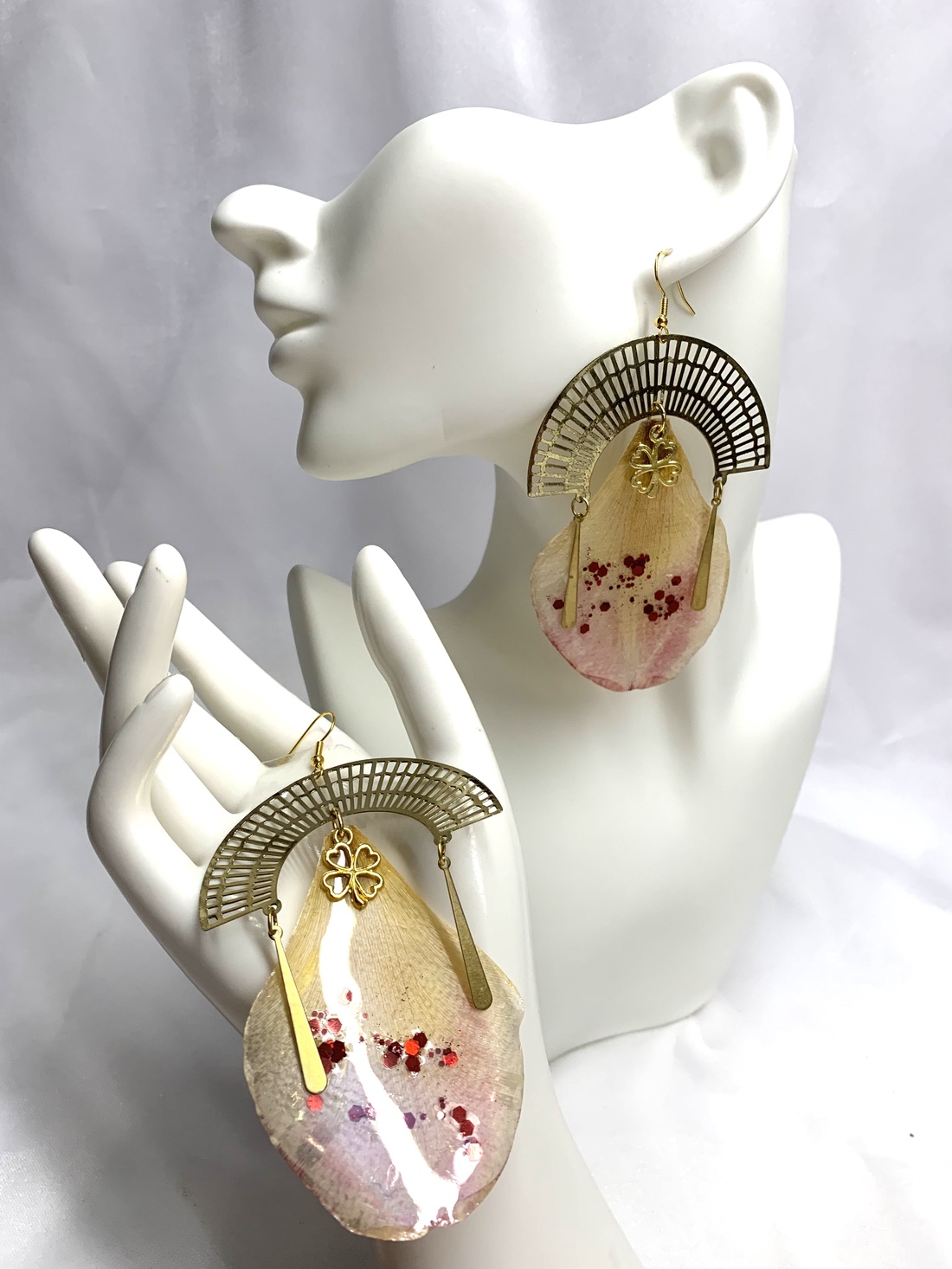 cercei cu flori naturale 00403 - bijuterii - cercei - cercei din rășină - Artynos.ro