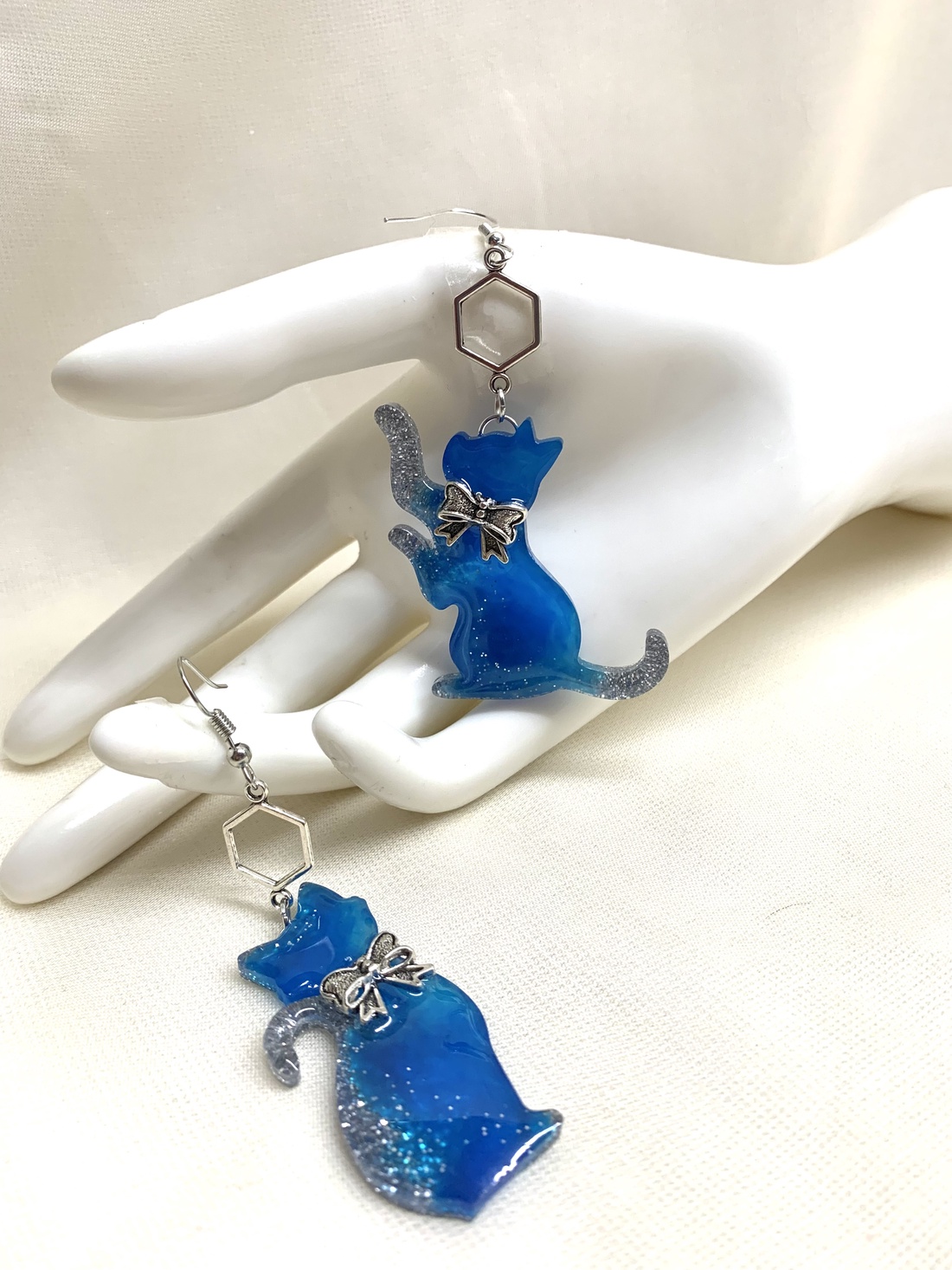 cercei asimetrici -pisici 01347 - bijuterii - cercei - cercei cu figurine - Artynos.ro