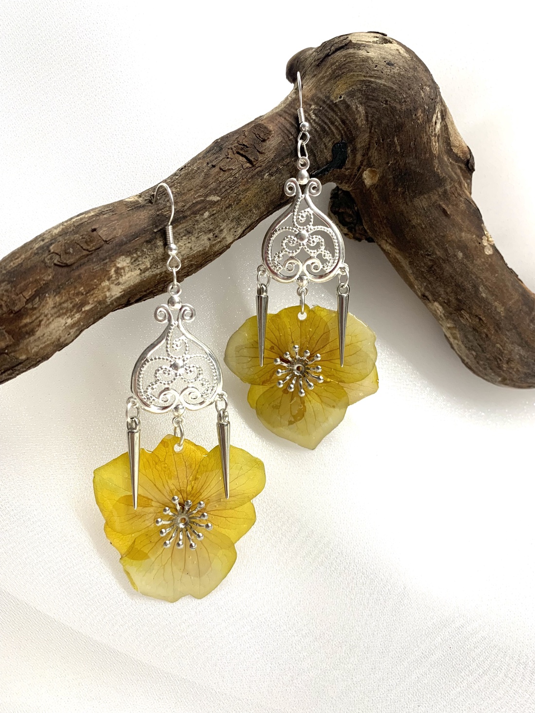 cercei cu Hortensie 0135 - bijuterii - cercei - cercei din rășină - Artynos.ro