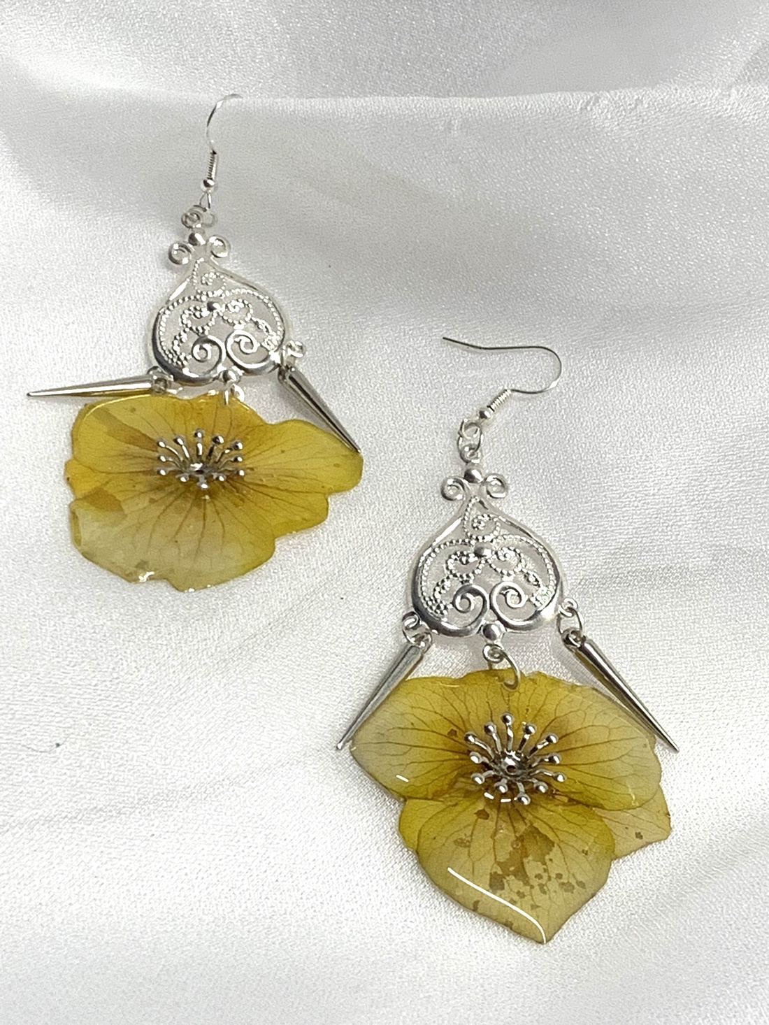 cercei cu Hortensie 0135 - bijuterii - cercei - cercei din rășină - Artynos.ro