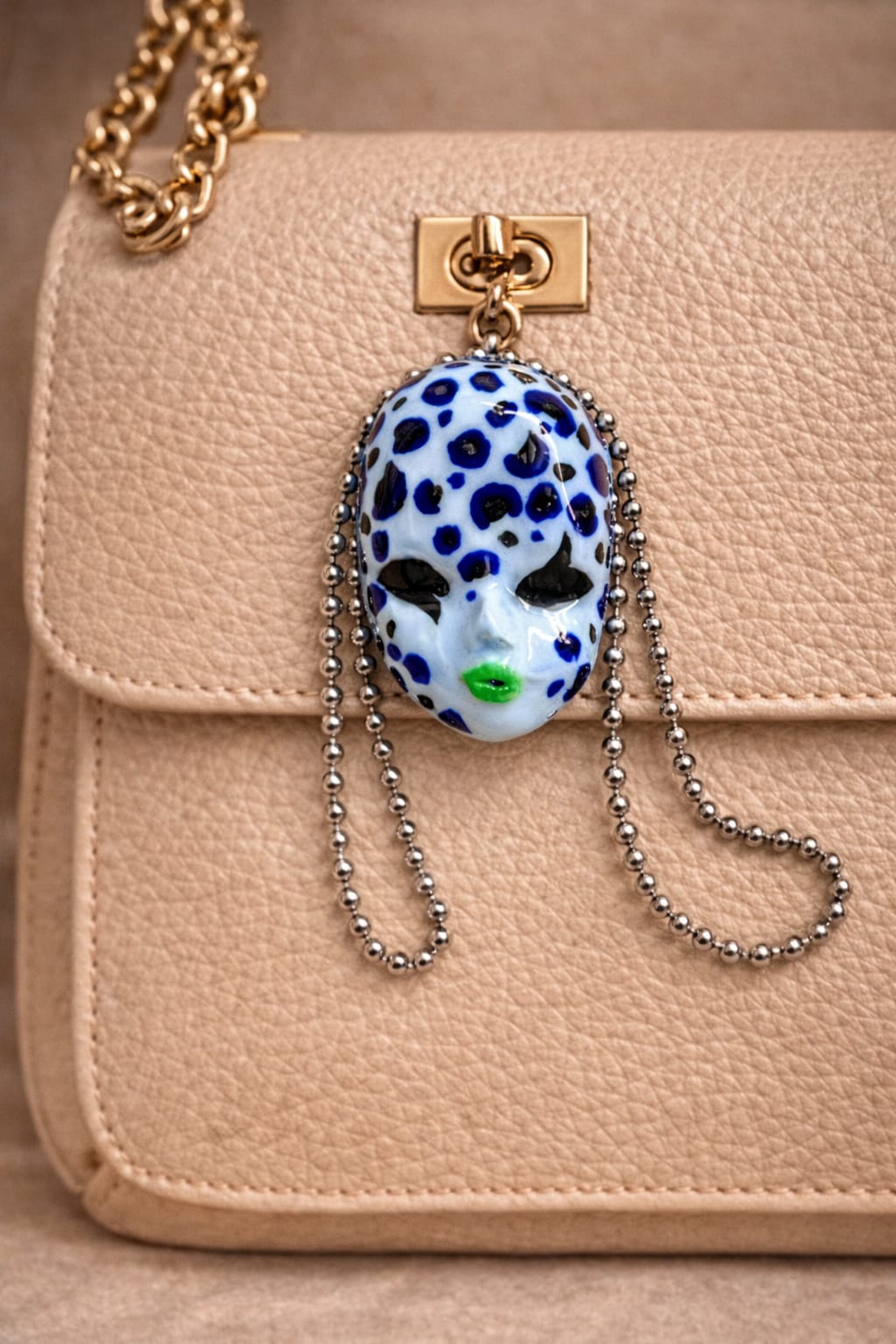 Broșă modelata și pictata manual din lut , colectia Mystery Faces Collection 01316 - bijuterii - broșe - Artynos.ro