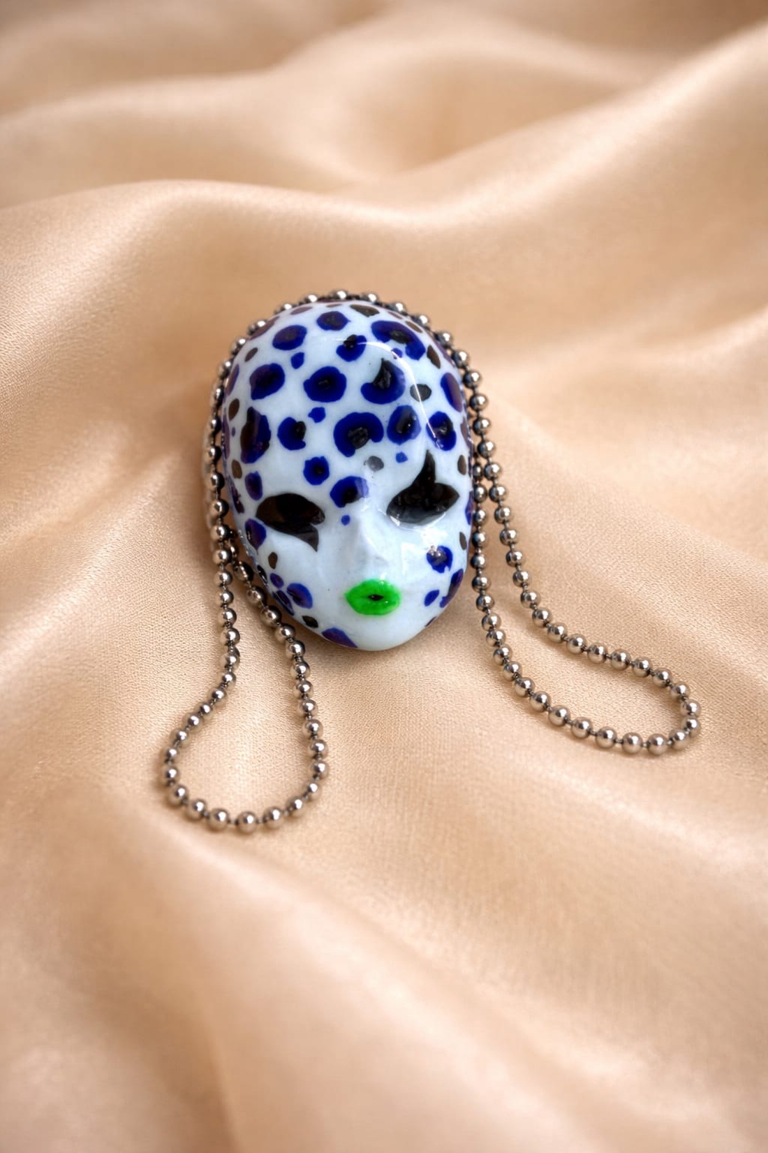 Broșă modelata și pictata manual din lut , colectia Mystery Faces Collection 01316 - bijuterii - broșe - Artynos.ro