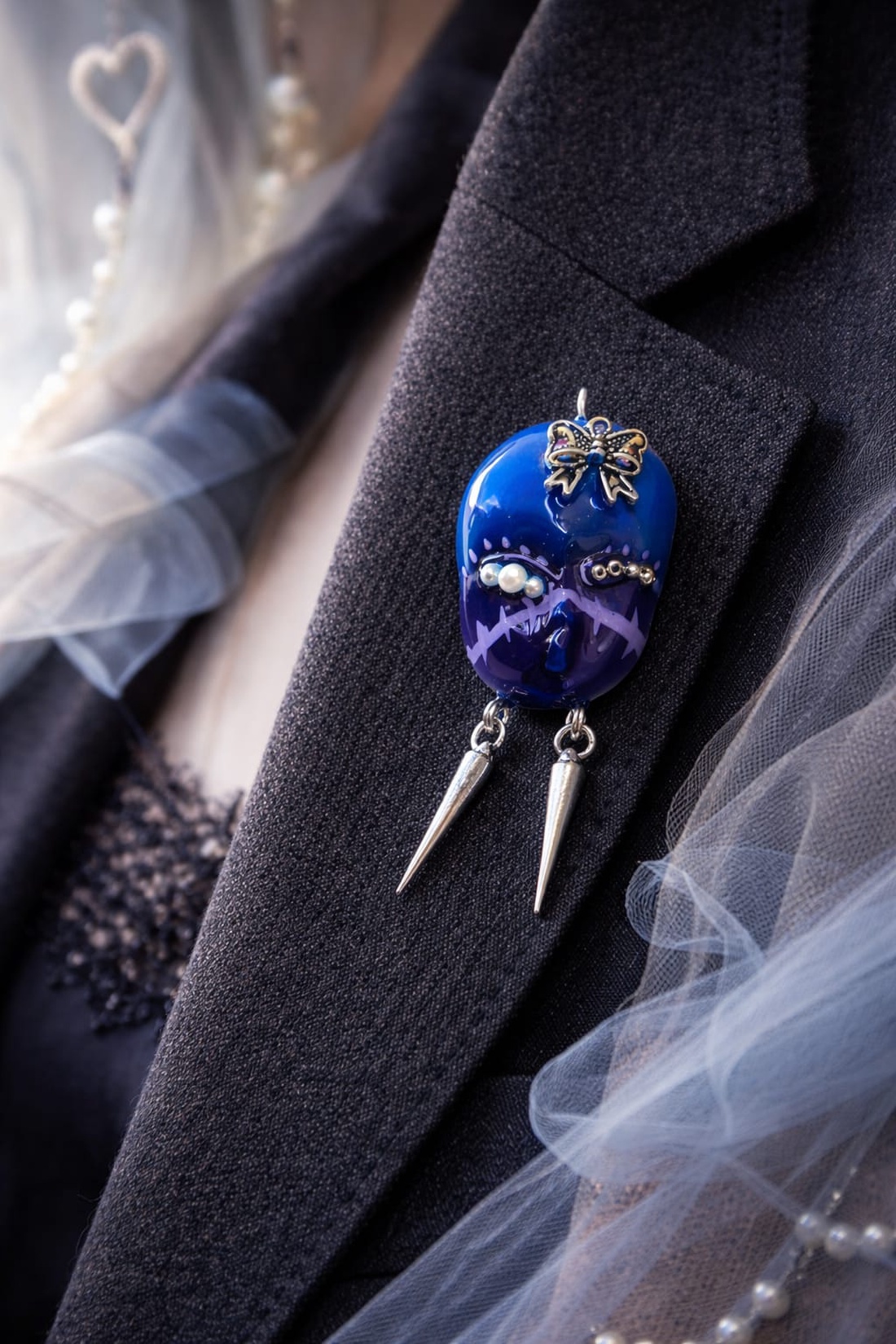 Broșă modelata și pictata manual din lut , colectia Mystery Faces Collection 01318 - bijuterii - broșe - Artynos.ro