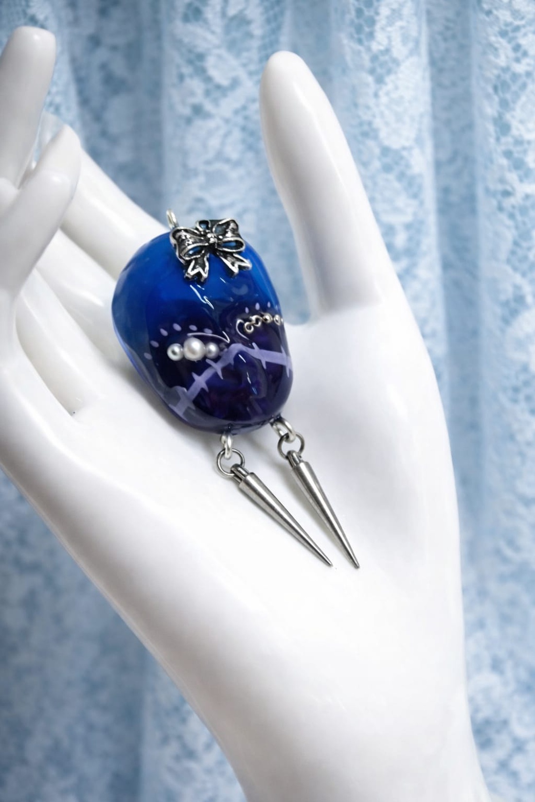 Broșă modelata și pictata manual din lut , colectia Mystery Faces Collection 01318 - bijuterii - broșe - Artynos.ro