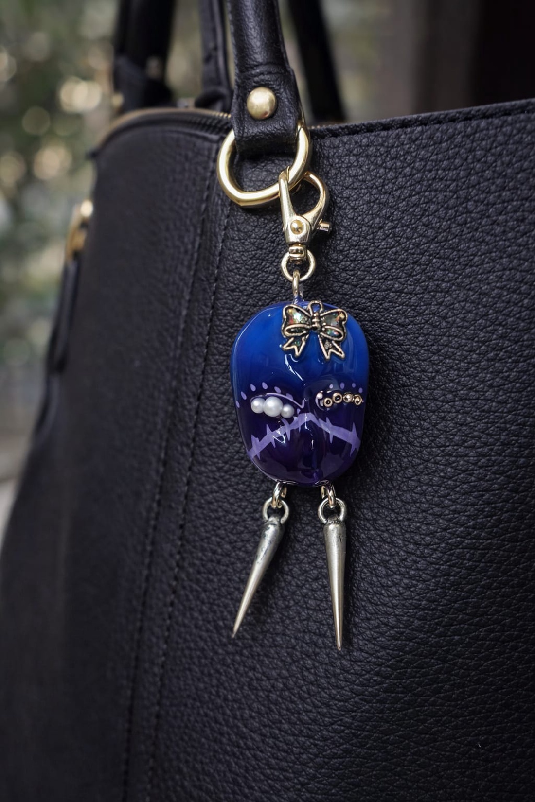 Broșă modelata și pictata manual din lut , colectia Mystery Faces Collection 01318 - bijuterii - broșe - Artynos.ro