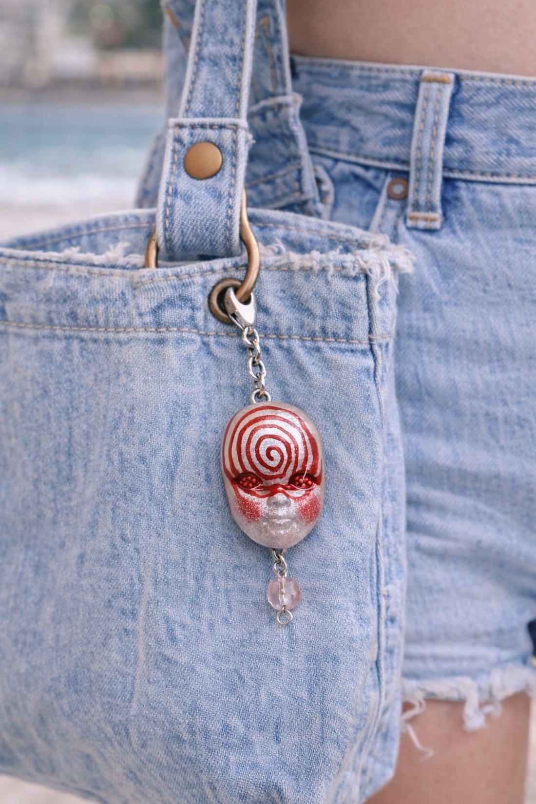 Broșă modelata și pictata manual din lut , colectia Mystery Faces Collection 01307 - bijuterii - broșe - Artynos.ro