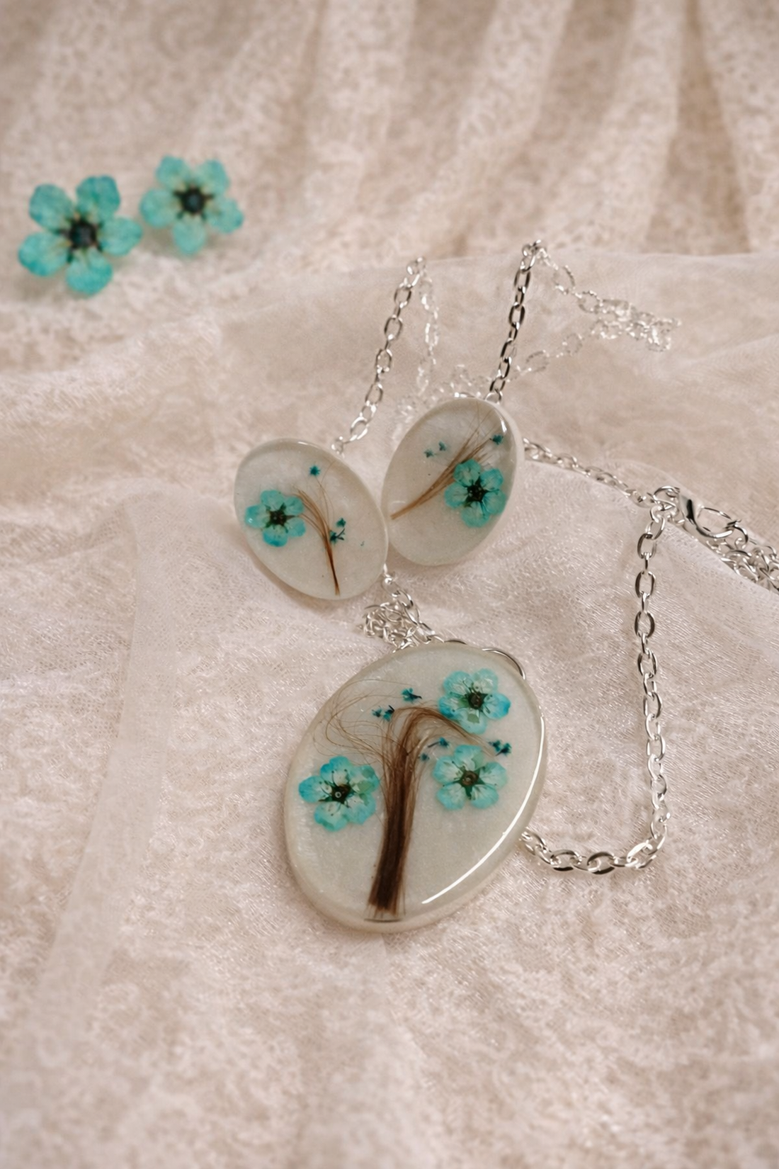 Bijuterii cu  șuvițe de păr  01373 - bijuterii - cercei - cercei din rășină - Artynos.ro