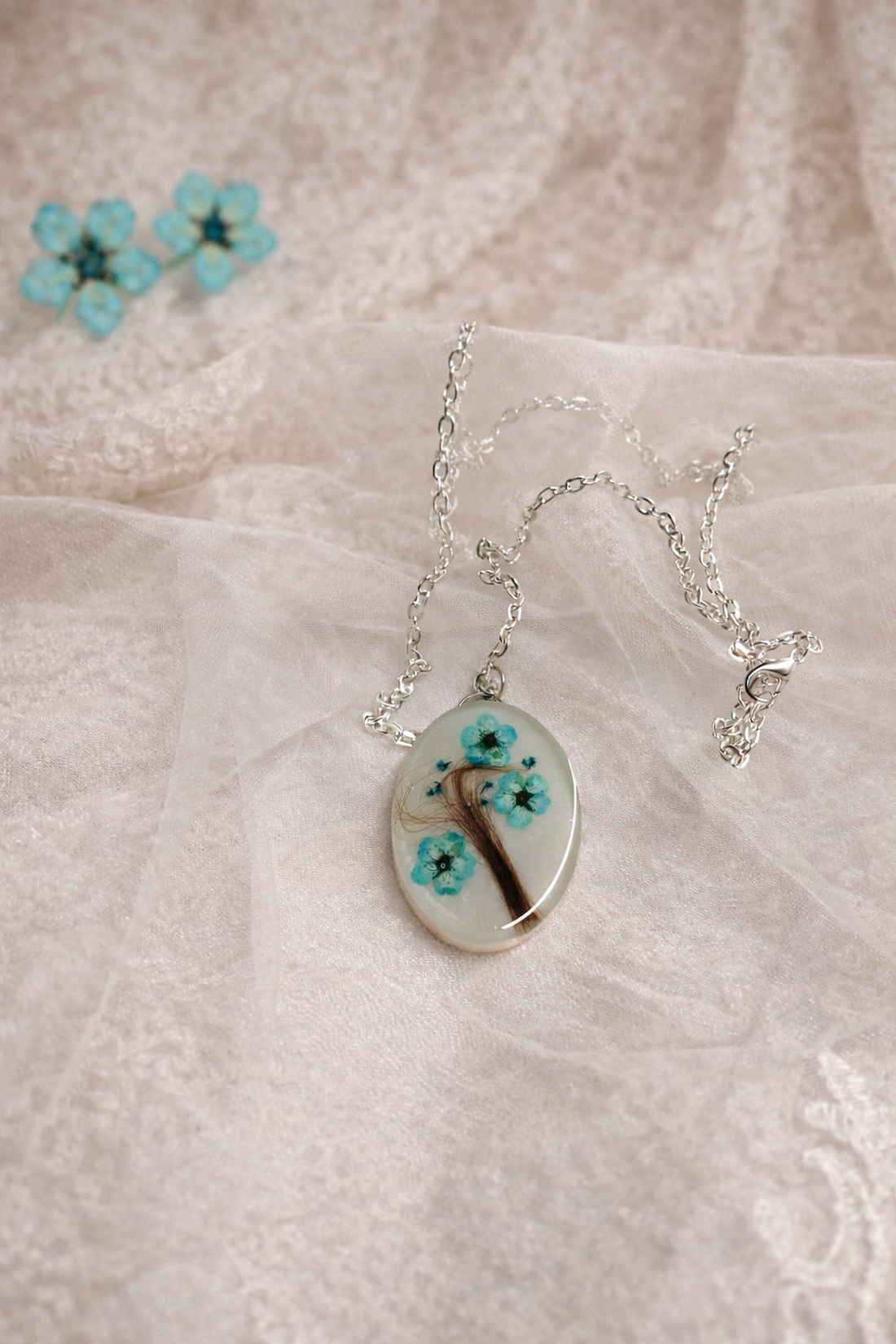 Bijuterii cu  șuvițe de păr  01373 - bijuterii - cercei - cercei din rășină - Artynos.ro