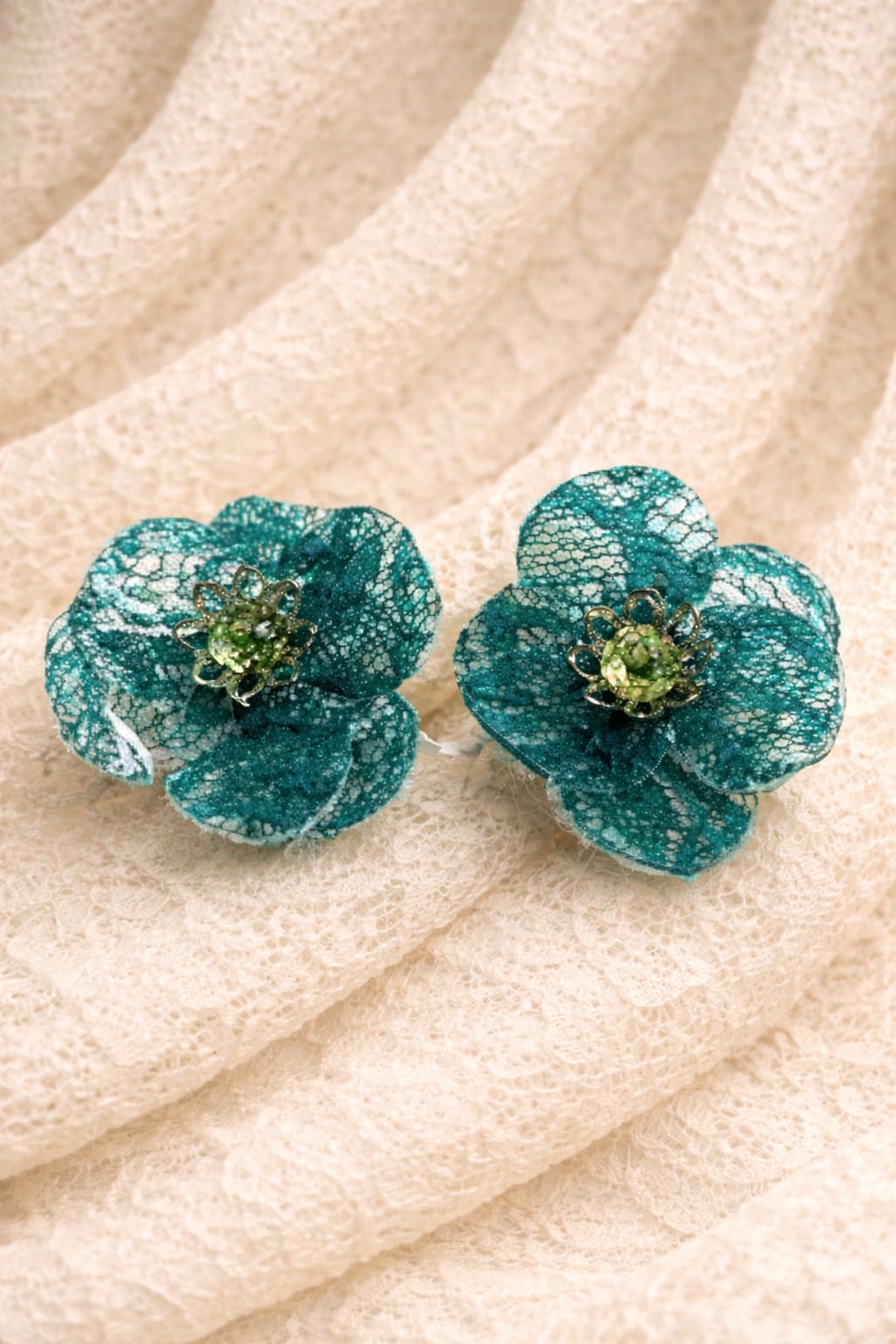 cercei din dantela brodata si rasina 01376 - bijuterii - cercei - cercei din rășină - Artynos.ro