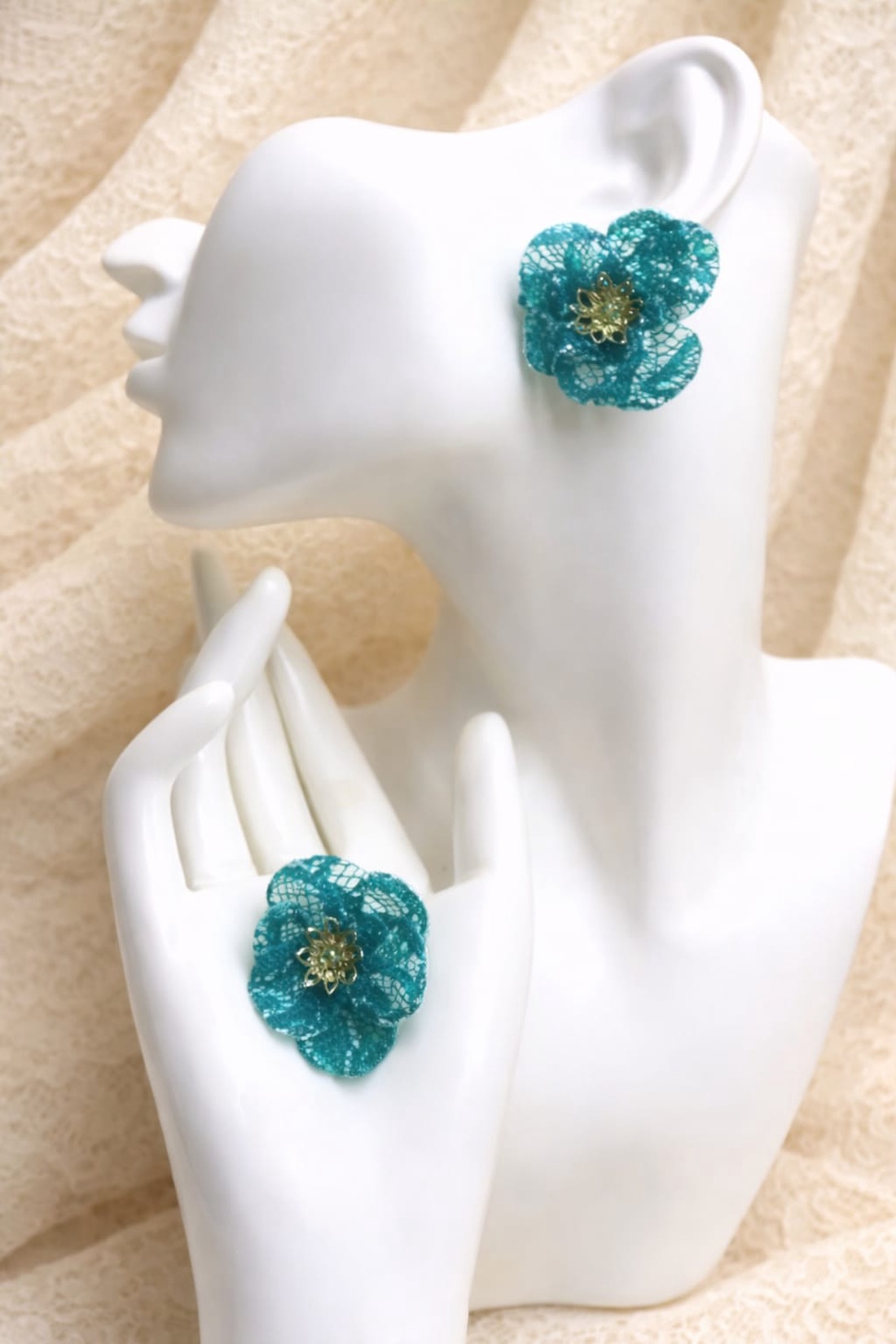 cercei din dantela brodata si rasina 01376 - bijuterii - cercei - cercei din rășină - Artynos.ro