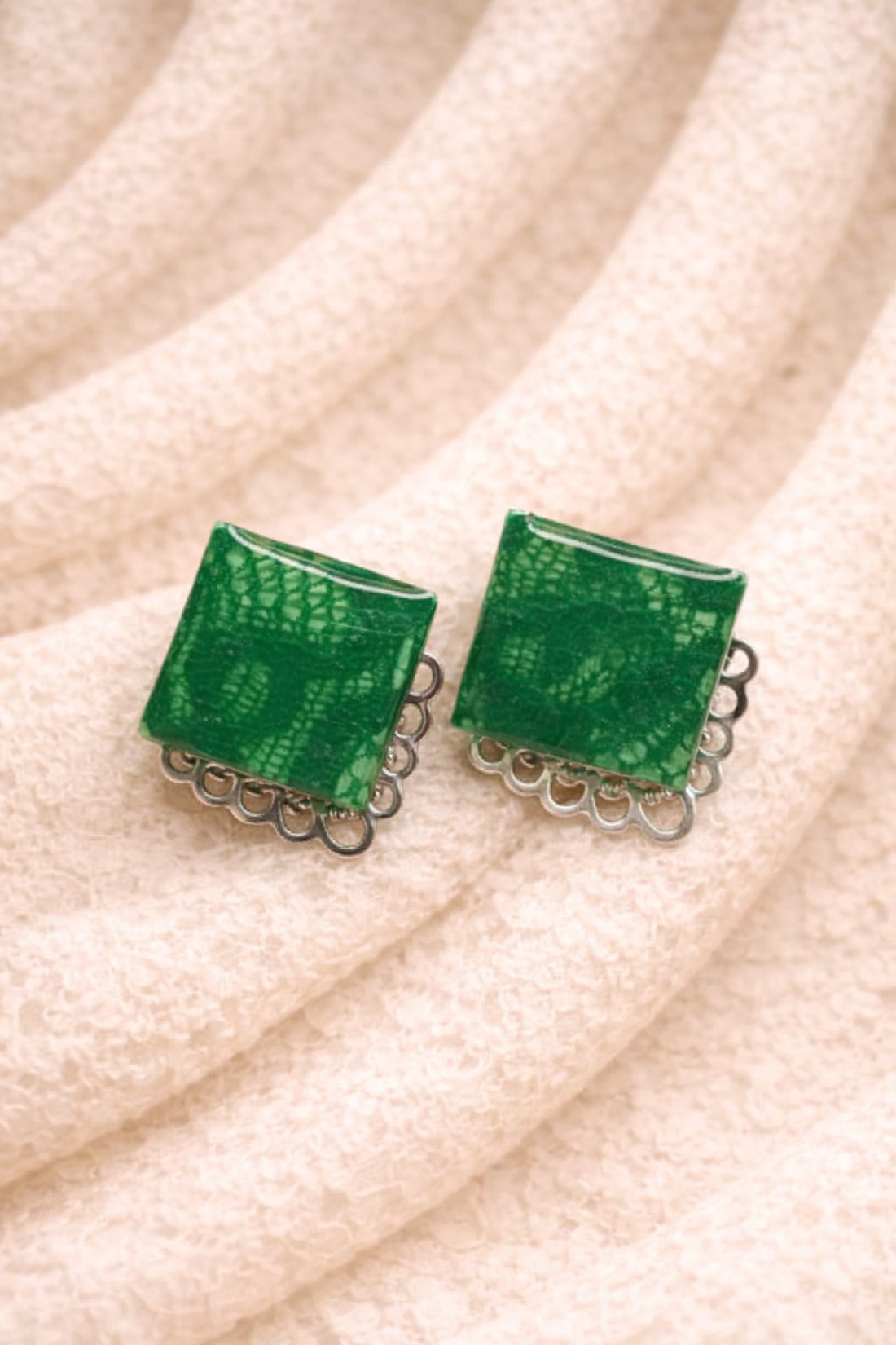 cercei din dantela brodata si rasina 01377 - bijuterii - cercei - cercei din rășină - Artynos.ro