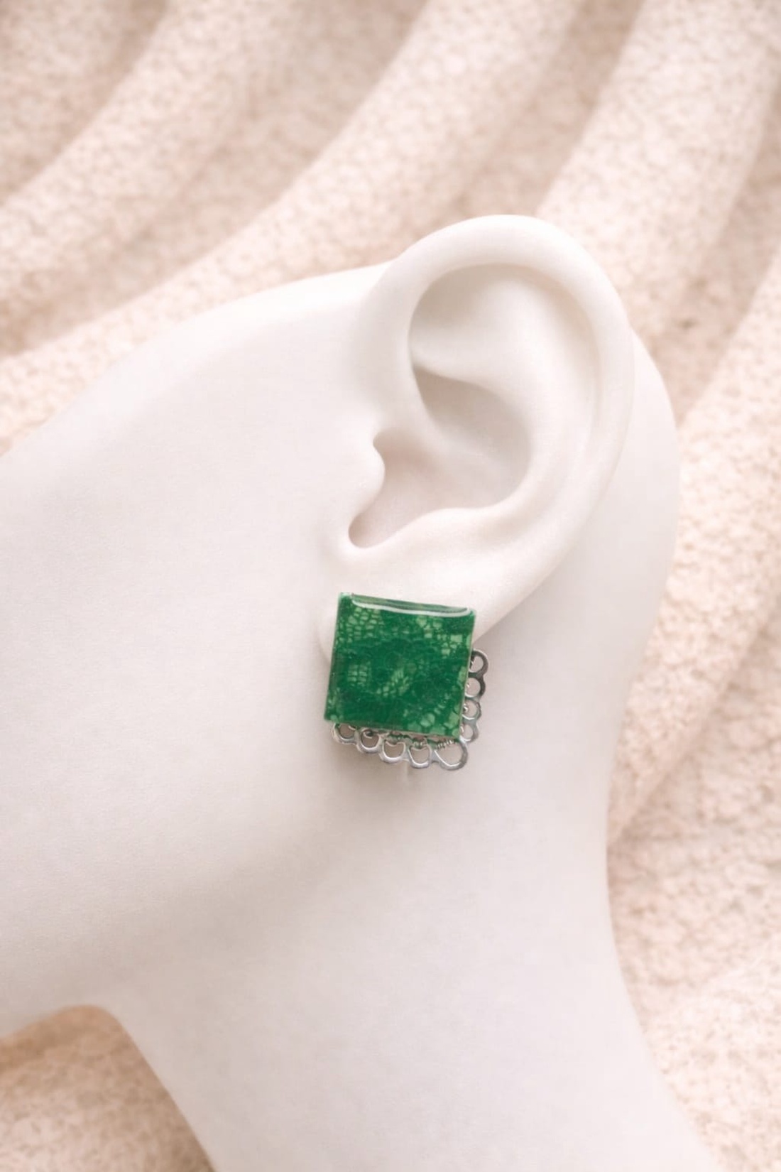 cercei din dantela brodata si rasina 01377 - bijuterii - cercei - cercei din rășină - Artynos.ro