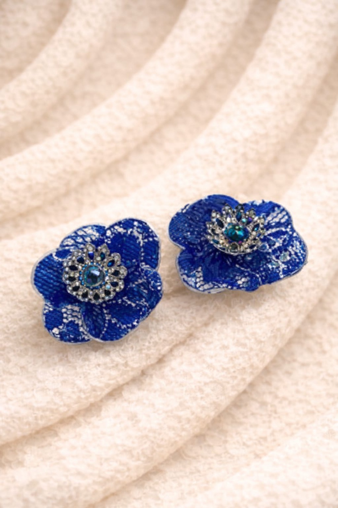 cercei din dantela brodata si rasina 01378 - bijuterii - cercei - cercei din rășină - Artynos.ro