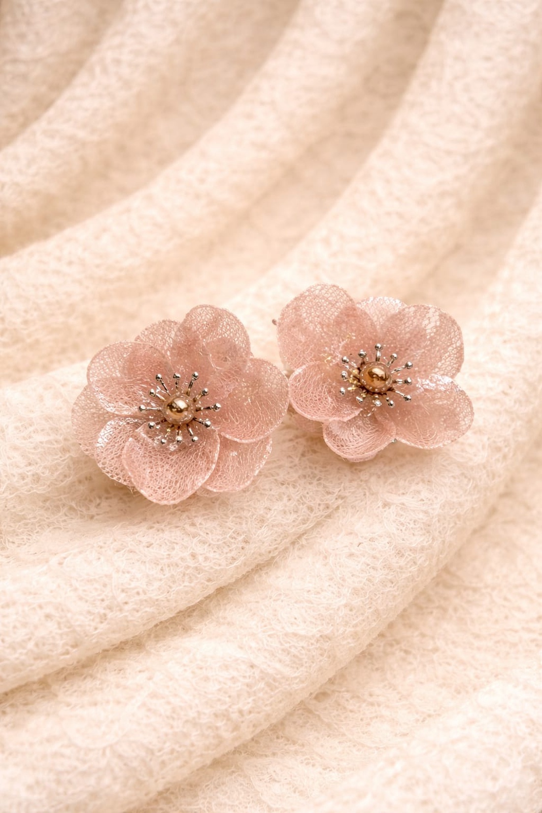 cercei din dantela brodata si rasina 01379 - bijuterii - cercei - cercei din rășină - Artynos.ro