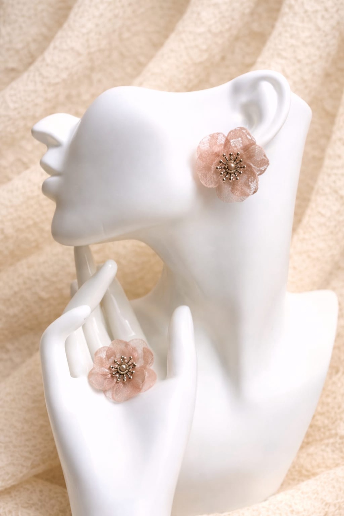 cercei din dantela brodata si rasina 01379 - bijuterii - cercei - cercei din rășină - Artynos.ro