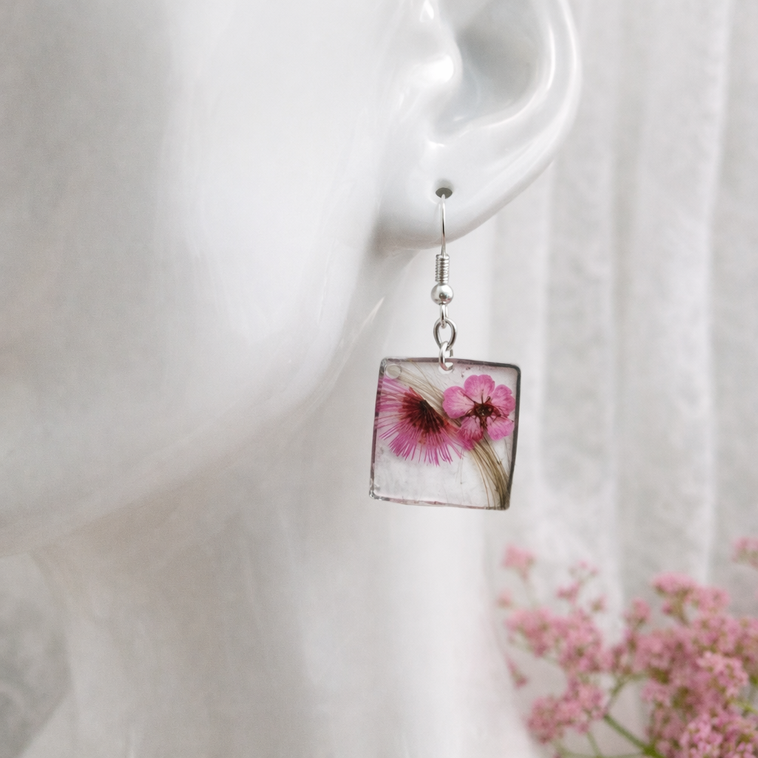 Cercei cu șuvițe de păr 01835 - bijuterii - cercei - cercei din rășină - Artynos.ro