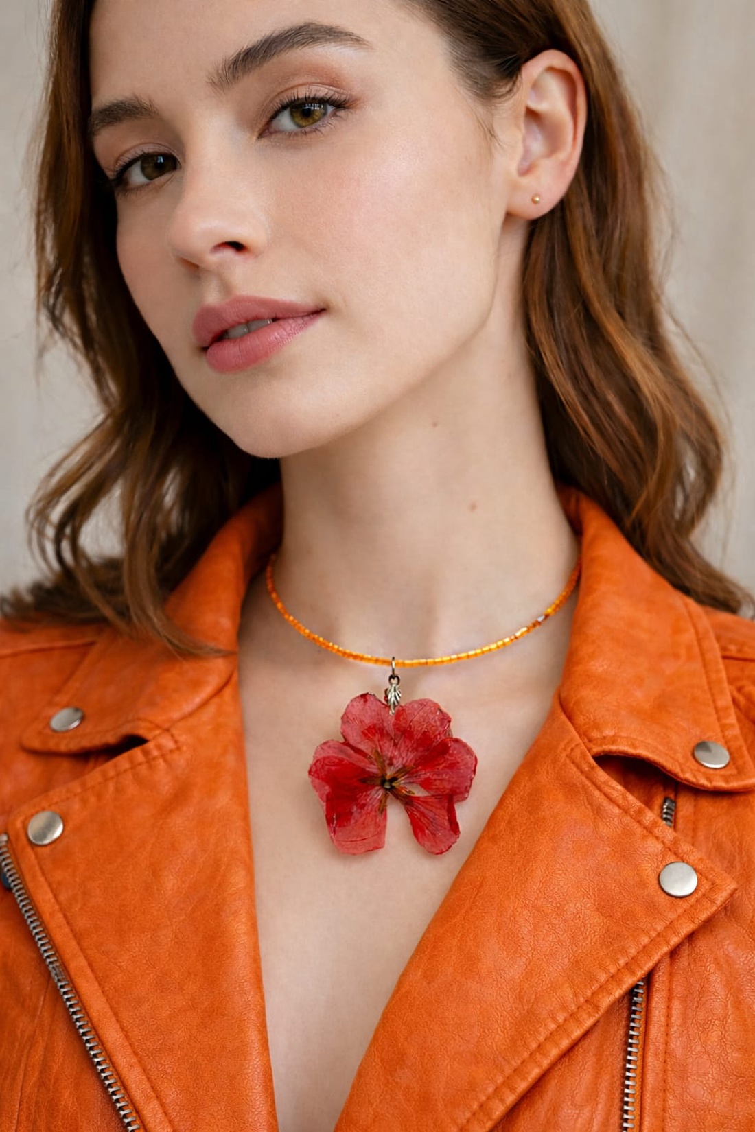 Colier-pandantiv cu Mușcată   01110 - bijuterii - coliere - coliere din mărgele - Artynos.ro