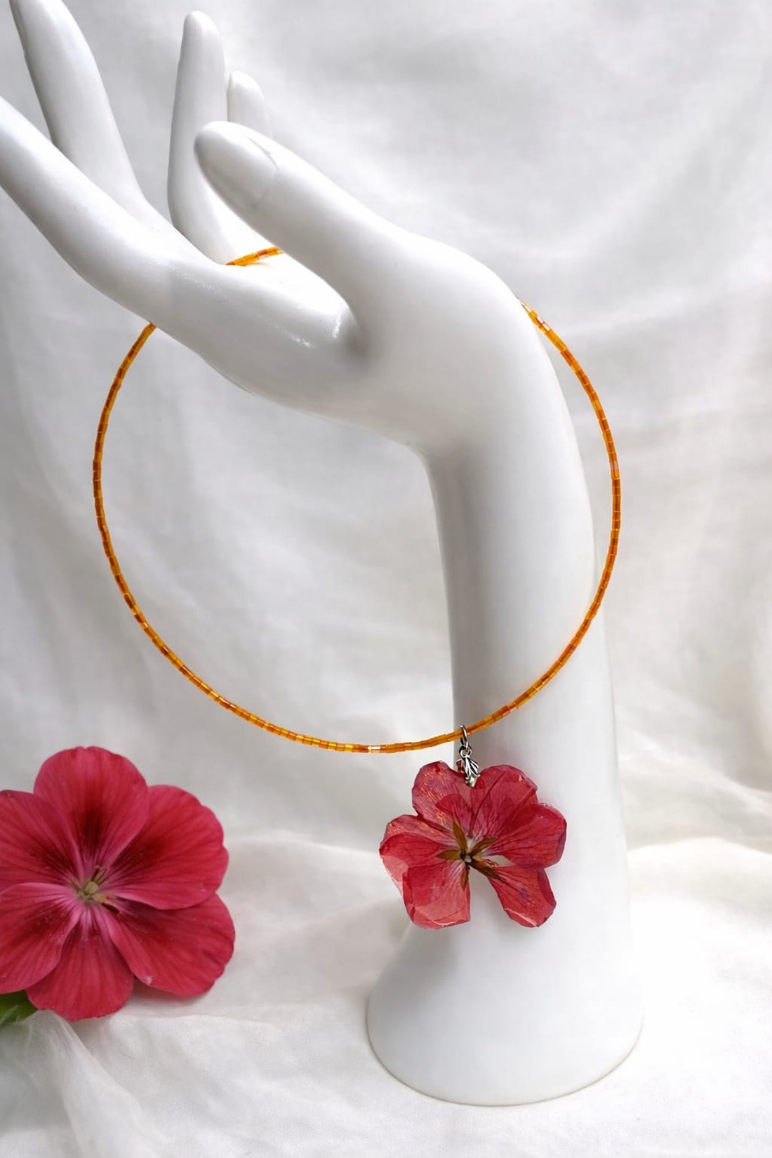 Colier-pandantiv cu Mușcată   01110 - bijuterii - coliere - coliere din mărgele - Artynos.ro