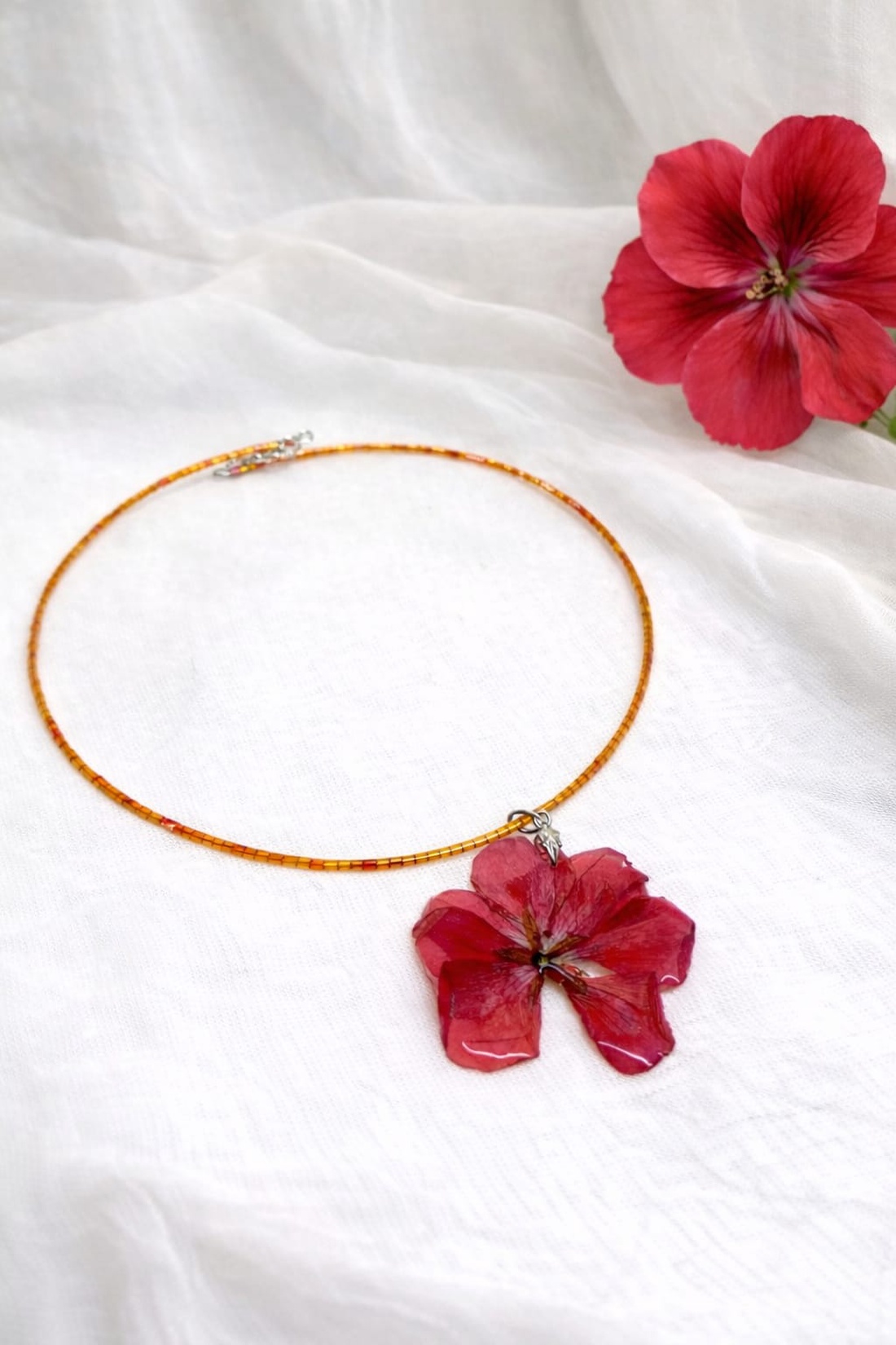 Colier-pandantiv cu Mușcată   01110 - bijuterii - coliere - coliere din mărgele - Artynos.ro