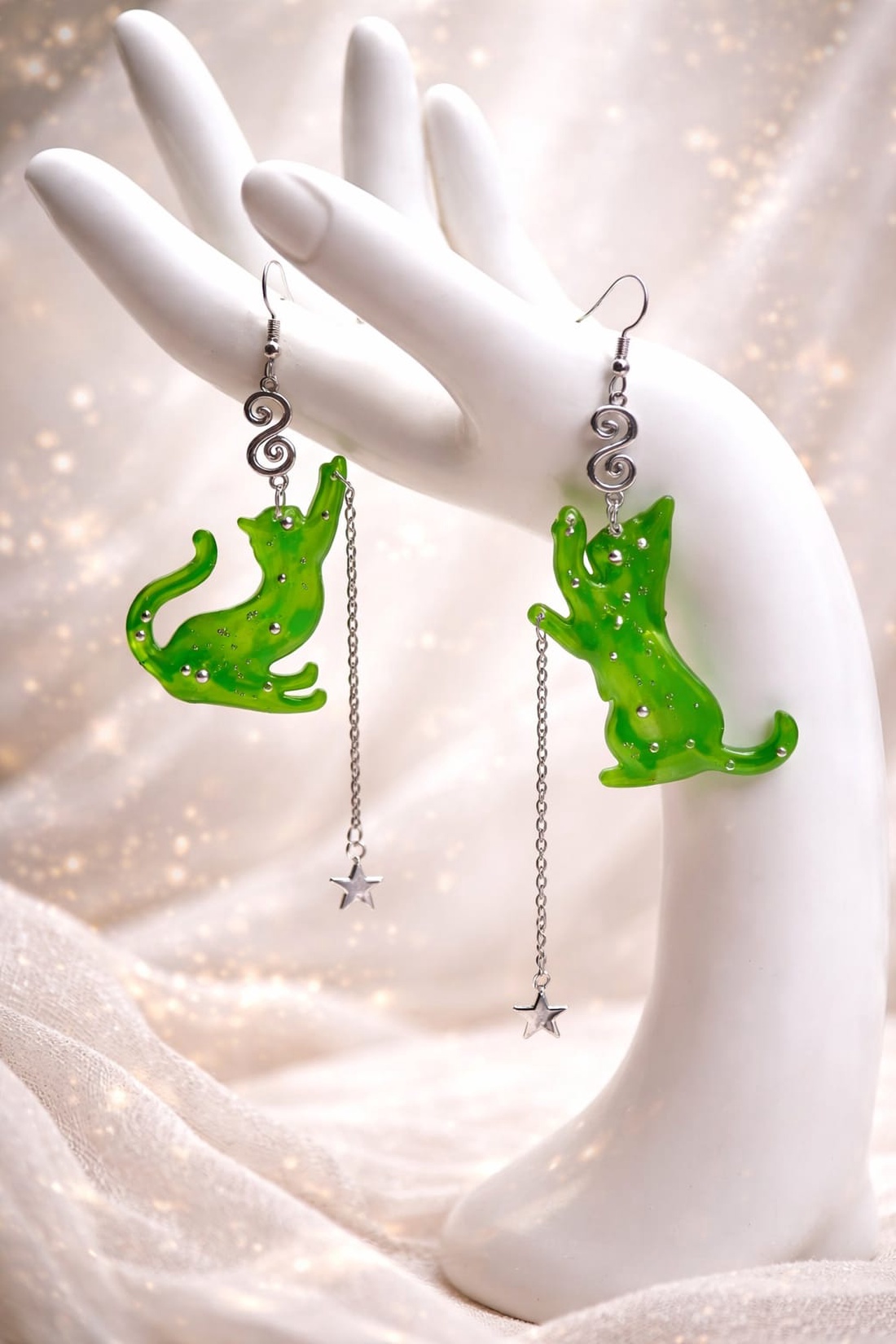 cercei asimetrici -pisici 01862 - bijuterii - cercei - cercei din rășină - Artynos.ro