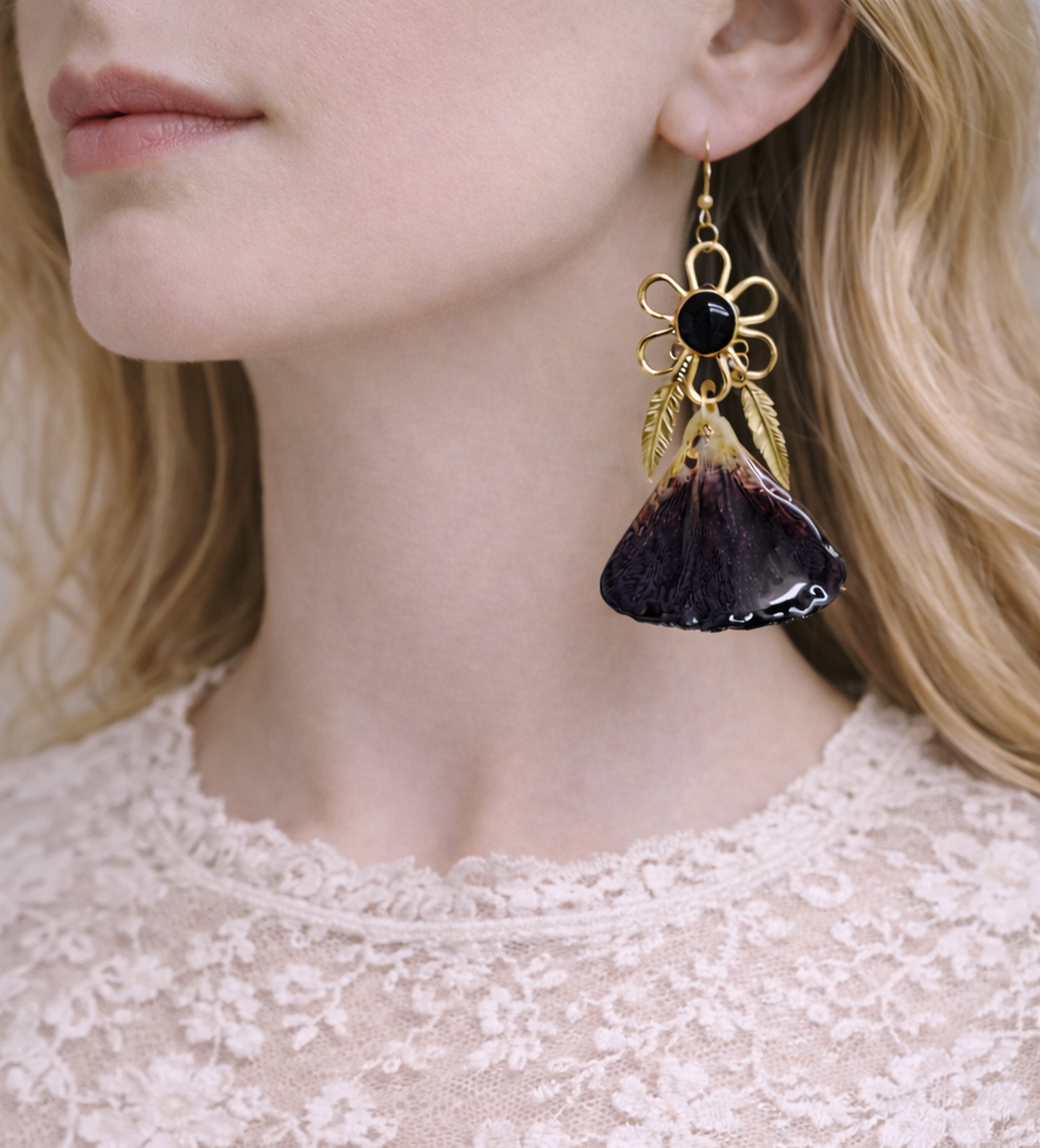 Cercei cu flori naturale 01866 - bijuterii - cercei - cercei din rășină - Artynos.ro