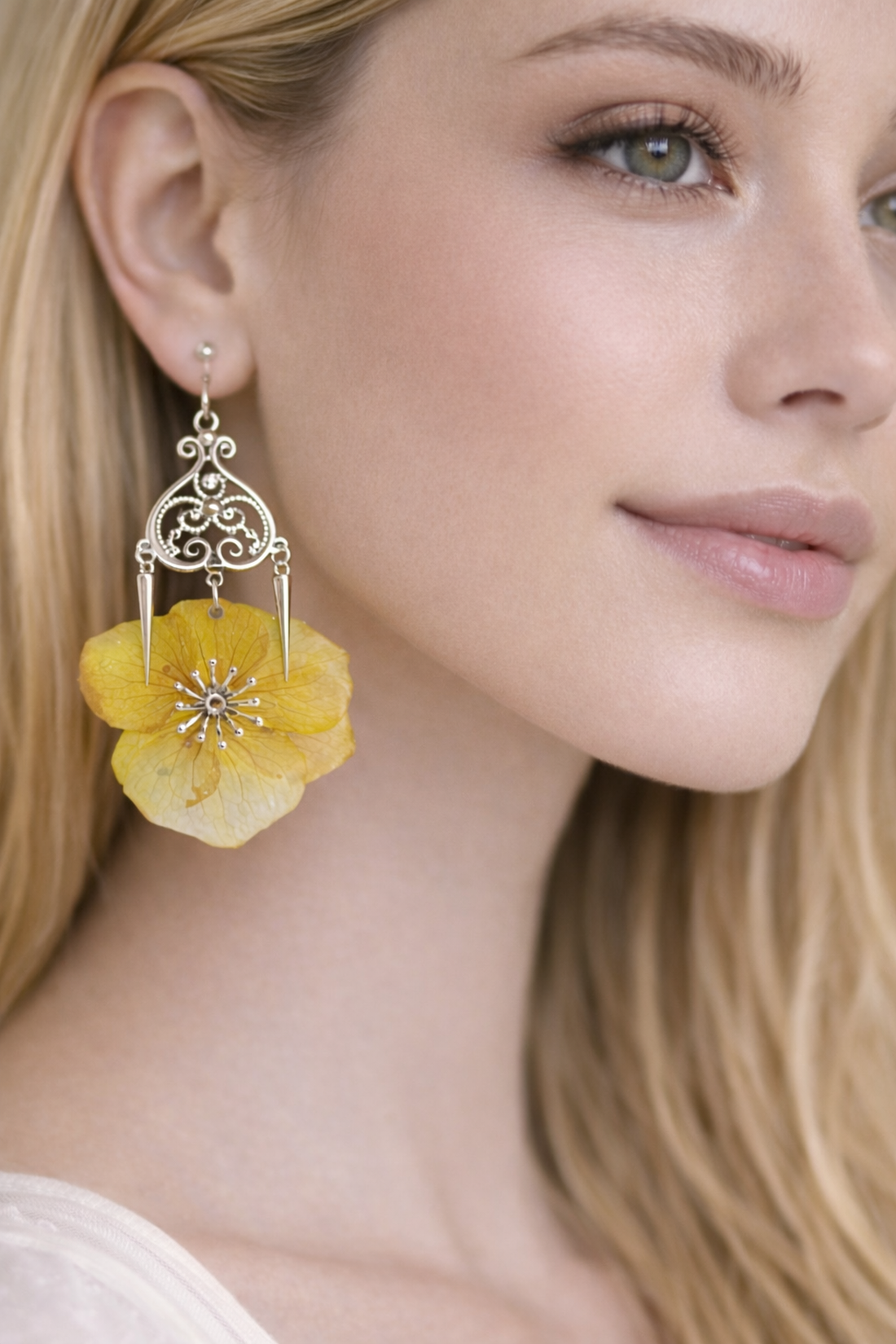 cercei cu Hortensie 01359 - bijuterii - cercei - cercei din rășină - Artynos.ro