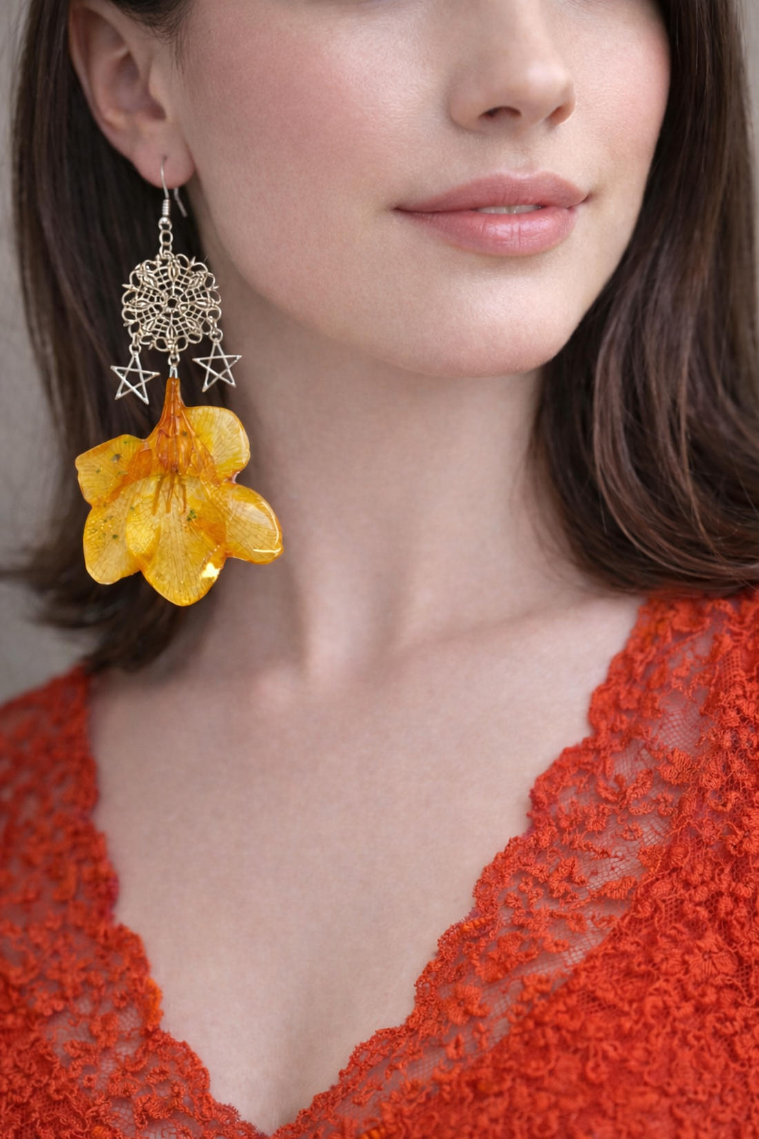 cercei cu flori naturale Frezii 00402 - bijuterii - cercei - cercei din rășină - Artynos.ro