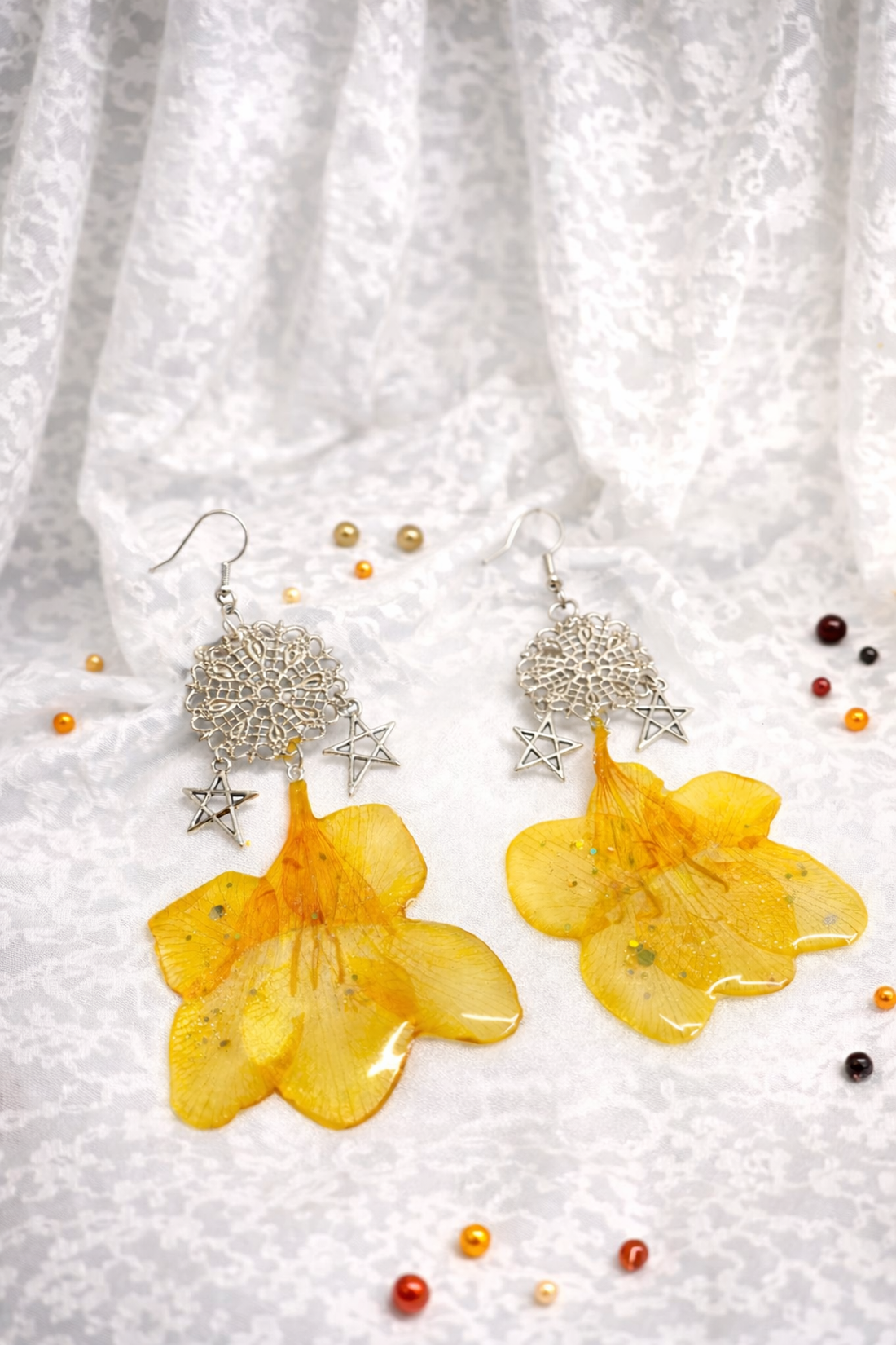 cercei cu flori naturale Frezii 00402 - bijuterii - cercei - cercei din rășină - Artynos.ro