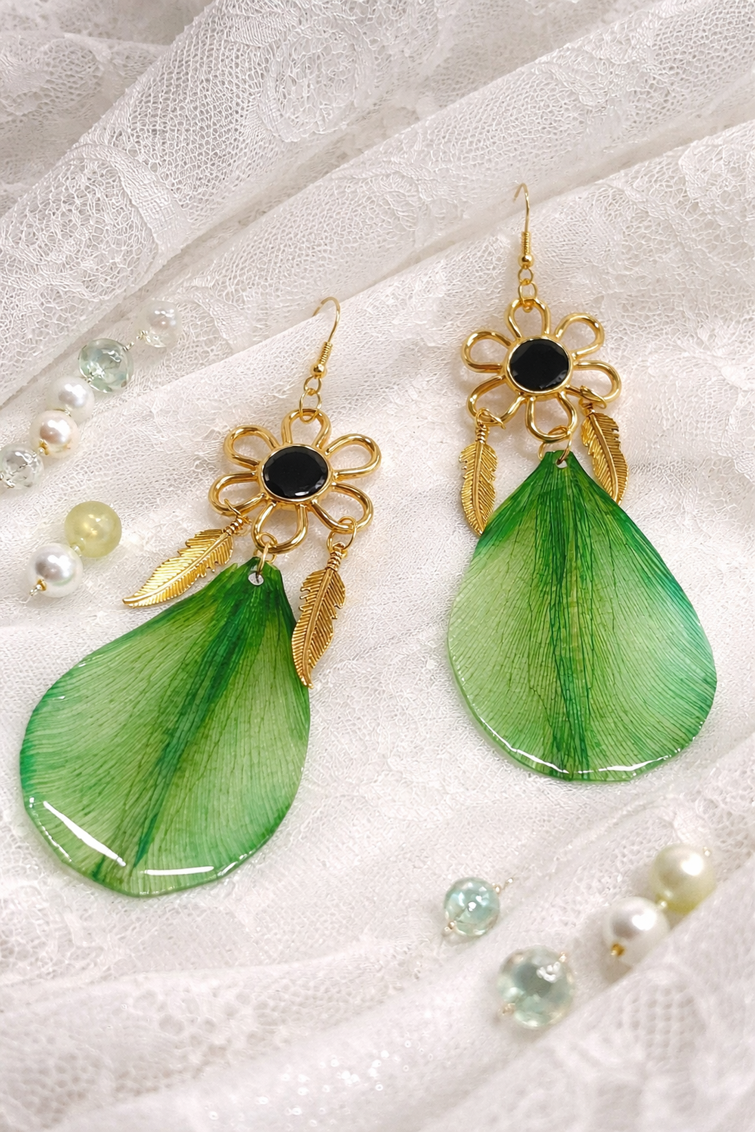 Cercei cu petale de Lalele 01889 - bijuterii - cercei - cercei din rășină - Artynos.ro