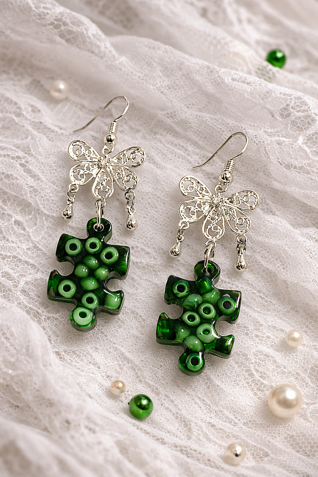 Cercei din rășină lucrați manual � model puzzle verde 01348 - bijuterii - cercei - cercei din rășină - Artynos.ro