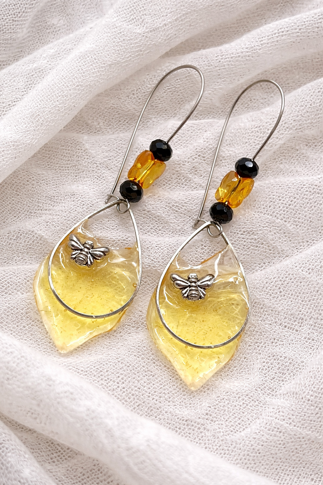 Cercei ,, Picături de Miere,,  cu  albinuta si rasina colectia - Nectar - 01909 - bijuterii - cercei - cercei din rășină - Artynos.ro