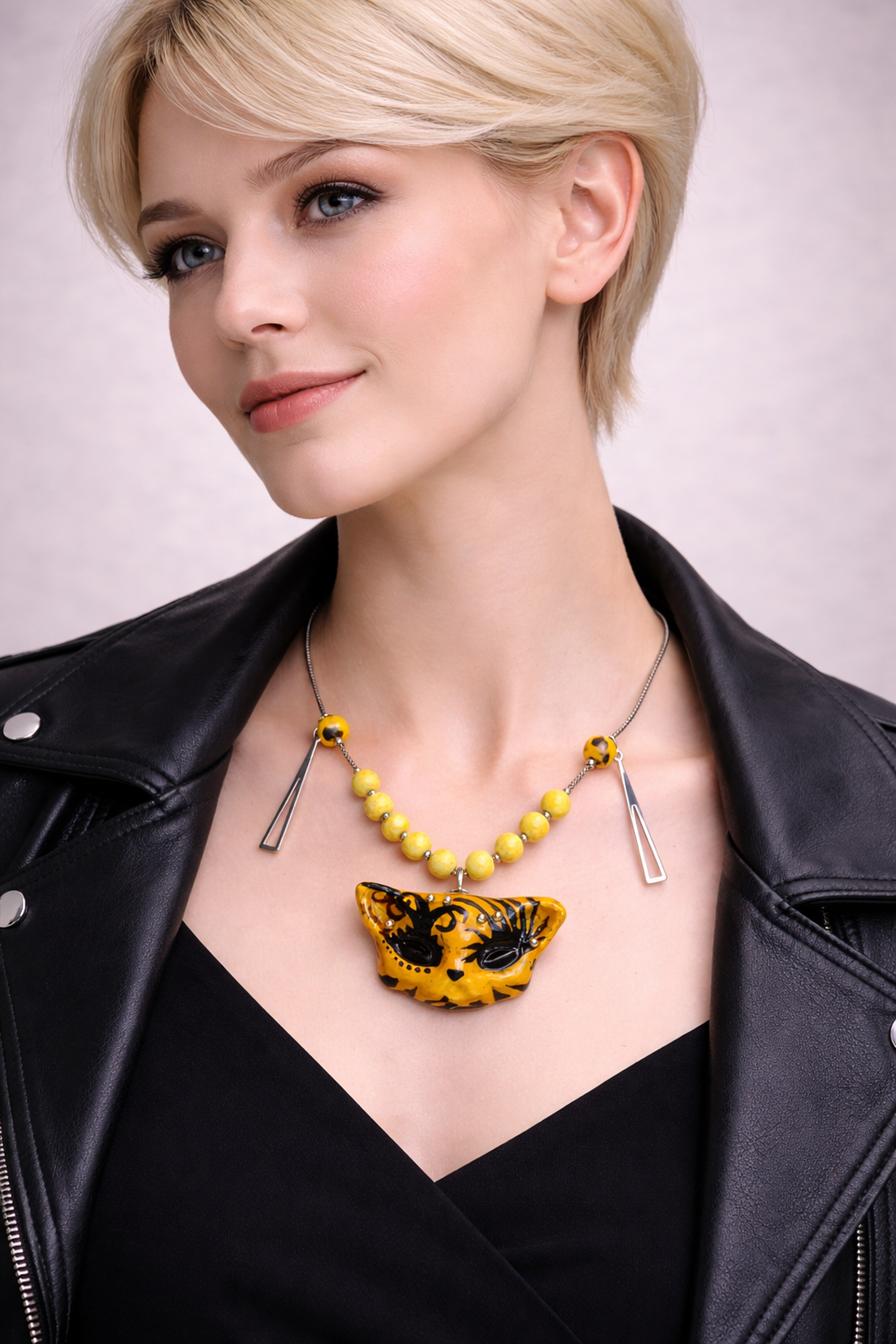 Colier lucrat manual cu pandantiv pisică cadou special pentru iubită, soție ,mama, prietena 01910 - bijuterii - coliere - pandative - Artynos.ro