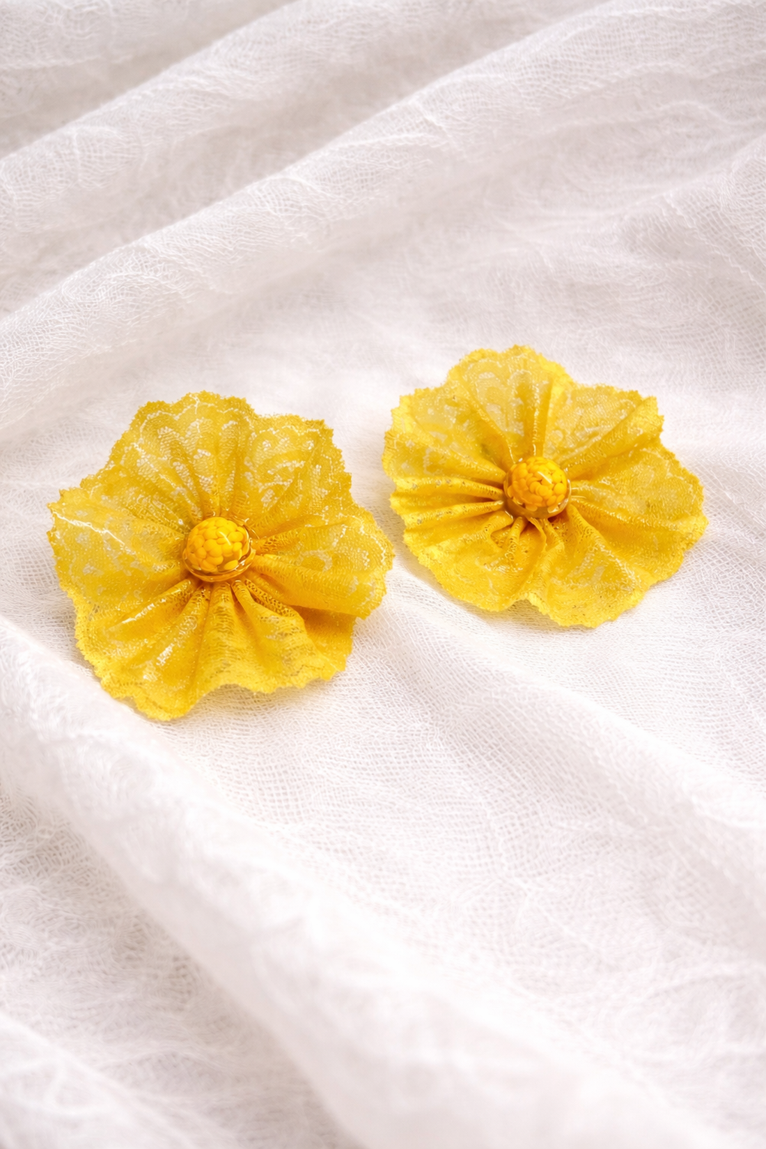 Cercei lucrati manual cu floare galbenă din dantelă și rășină -cadou pentru iubia,mama,fiica,logodnica,prietena 01917 - bijuterii - cercei - cercei brodați - Artynos.ro