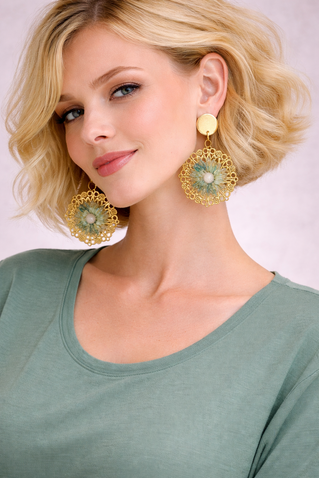 cercei cu flori naturale si rasina, cadou pentru iubia,mama,fiica,logodnica,prietena 01928 - bijuterii - cercei - cercei din rășină - Artynos.ro