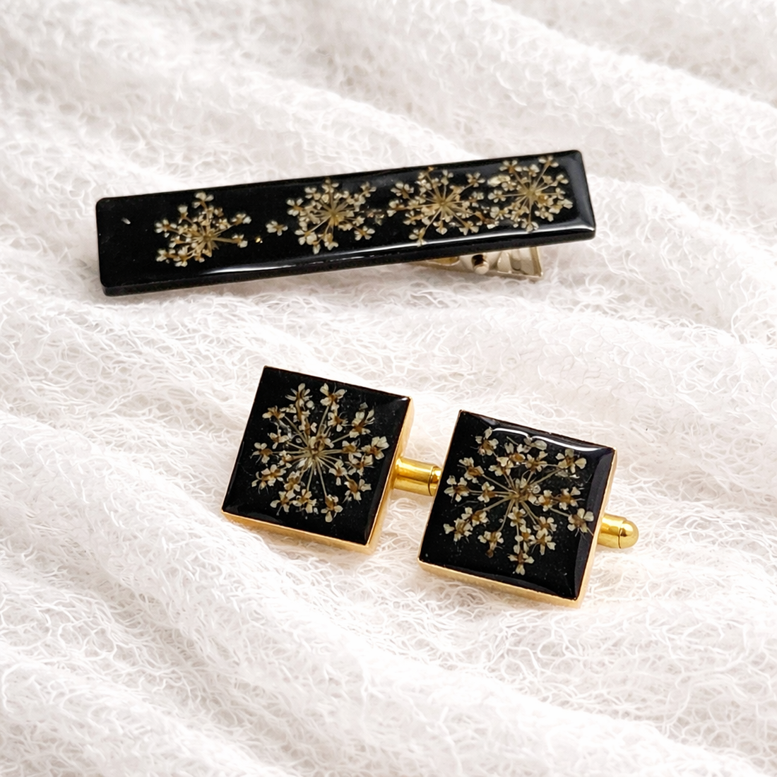 Clemă de cravată și butoni cu flori naturale în rășină -Set cadou accesorii bărbați 01937 - bijuterii - butoni de manșetă - Artynos.ro