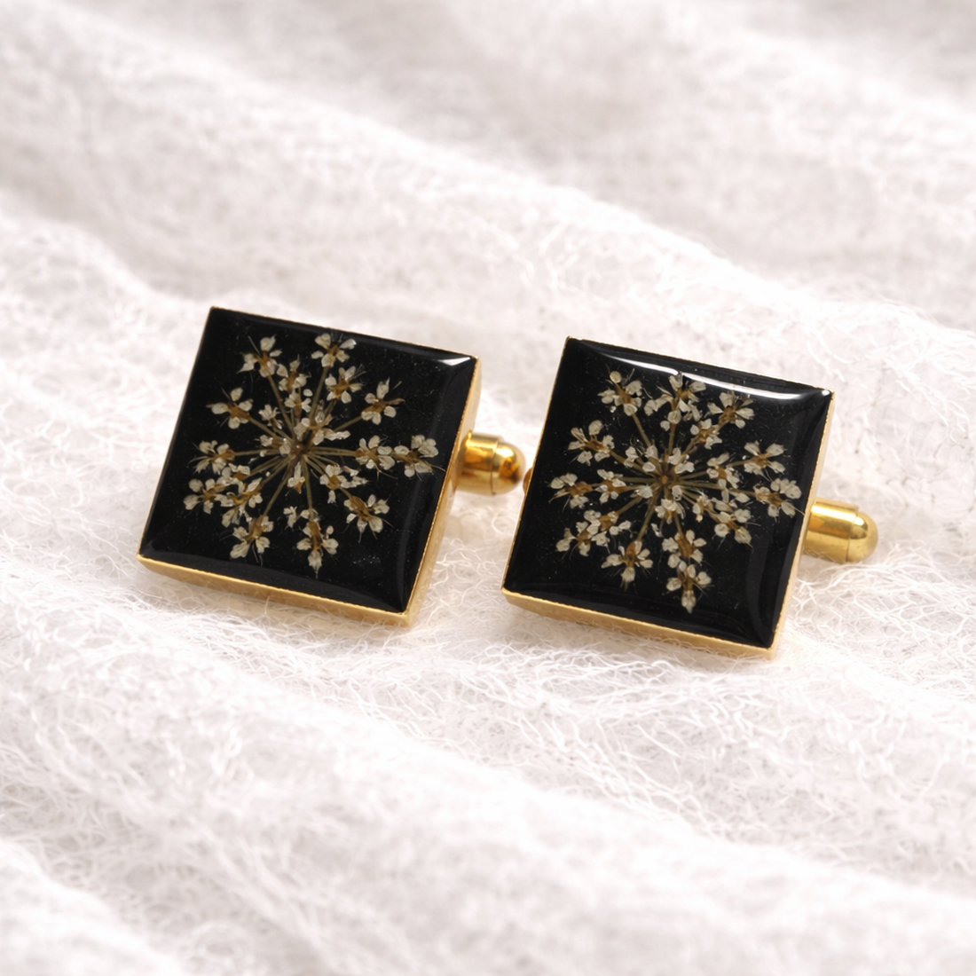 Clemă de cravată și butoni cu flori naturale în rășină -Set cadou accesorii bărbați 01937 - bijuterii - butoni de manșetă - Artynos.ro