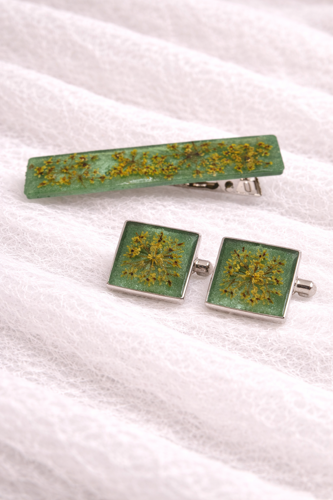 Clemă de cravată și butoni cu flori naturale în rășină -Set cadou accesorii bărbați 01938 - bijuterii - butoni de manșetă - Artynos.ro