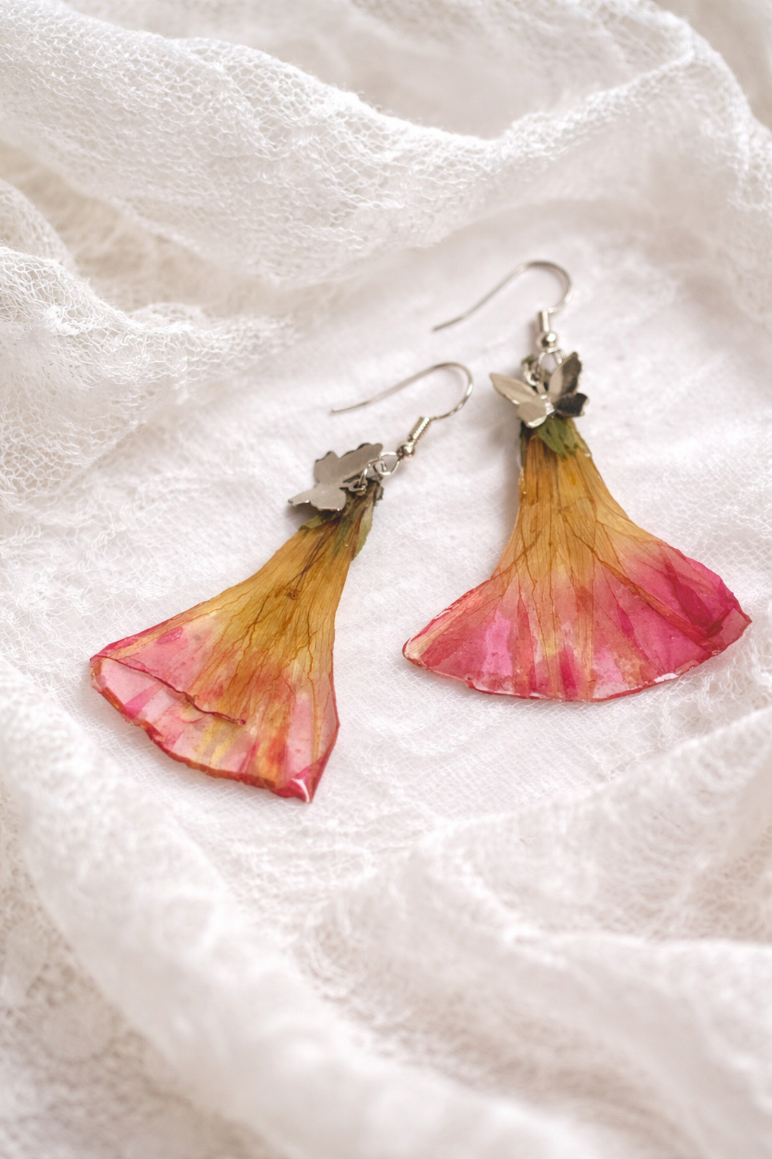 Cercei handmade unicat din frezie naturală în rășină 01953 - bijuterii - cercei - cercei din rășină - Artynos.ro