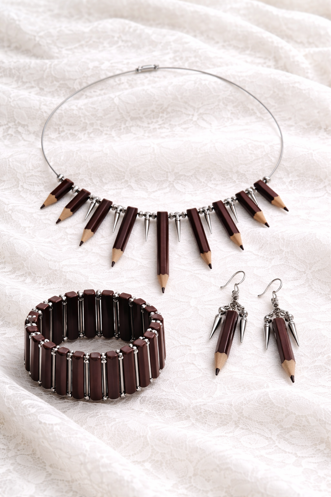 Set bijuterii cu creioane colorate maro cu accesorii argintii 01837 - bijuterii - seturi de bijuterii - Artynos.ro