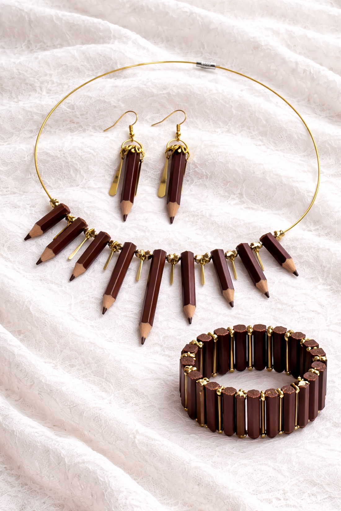 Set bijuterii cu creioane colorate maro cu accesorii aurii 01957 - bijuterii - seturi de bijuterii - Artynos.ro