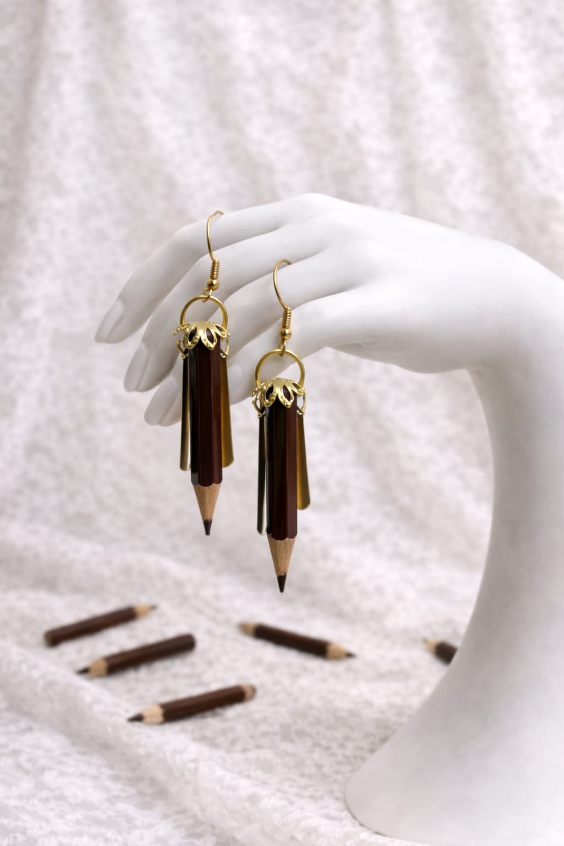 Set bijuterii cu creioane colorate maro cu accesorii aurii 01957 - bijuterii - seturi de bijuterii - Artynos.ro