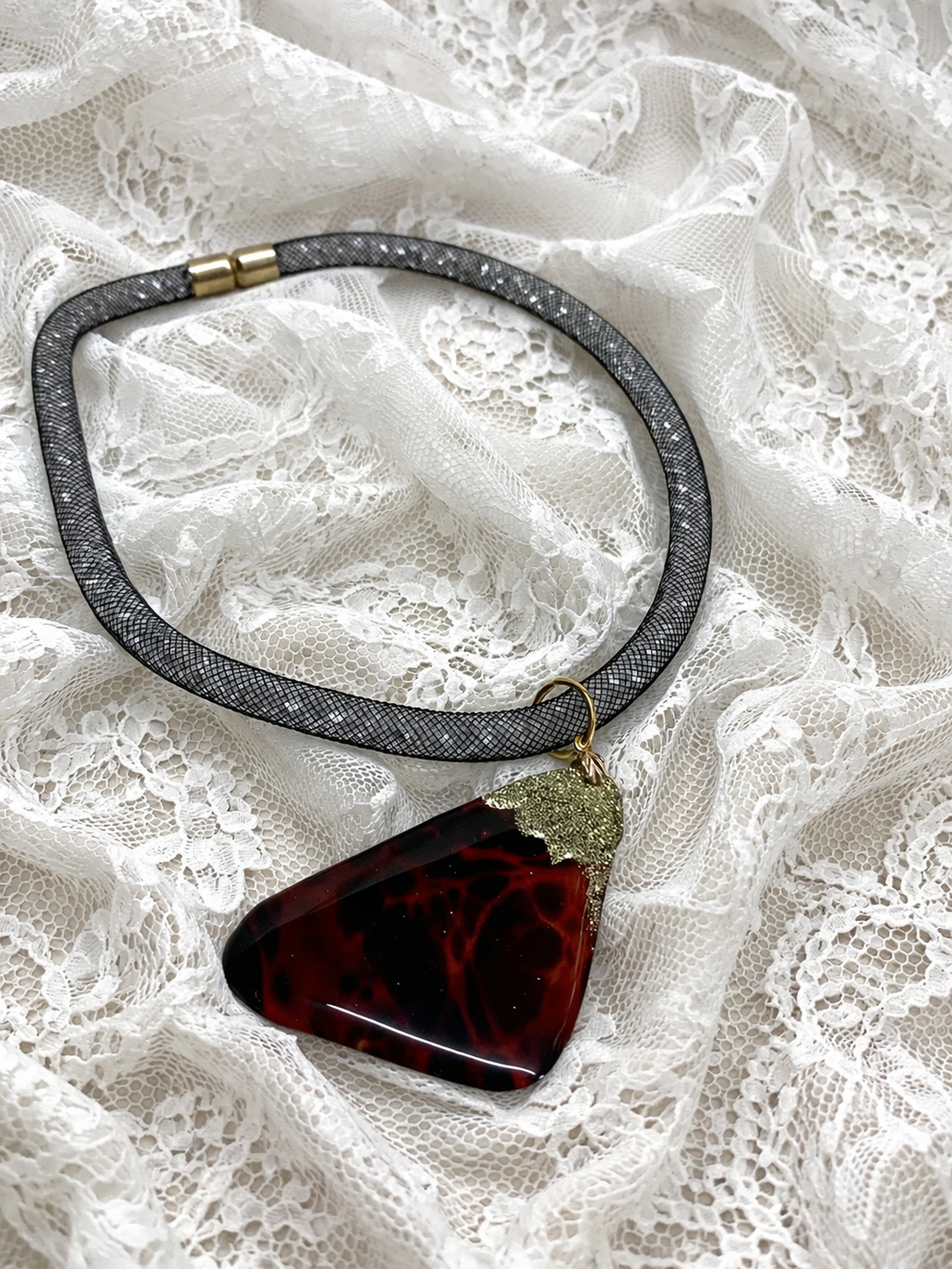 Colier tubular cu pandantiv pictat in rasina 01961 - bijuterii - coliere - coliere cu pandative - Artynos.ro