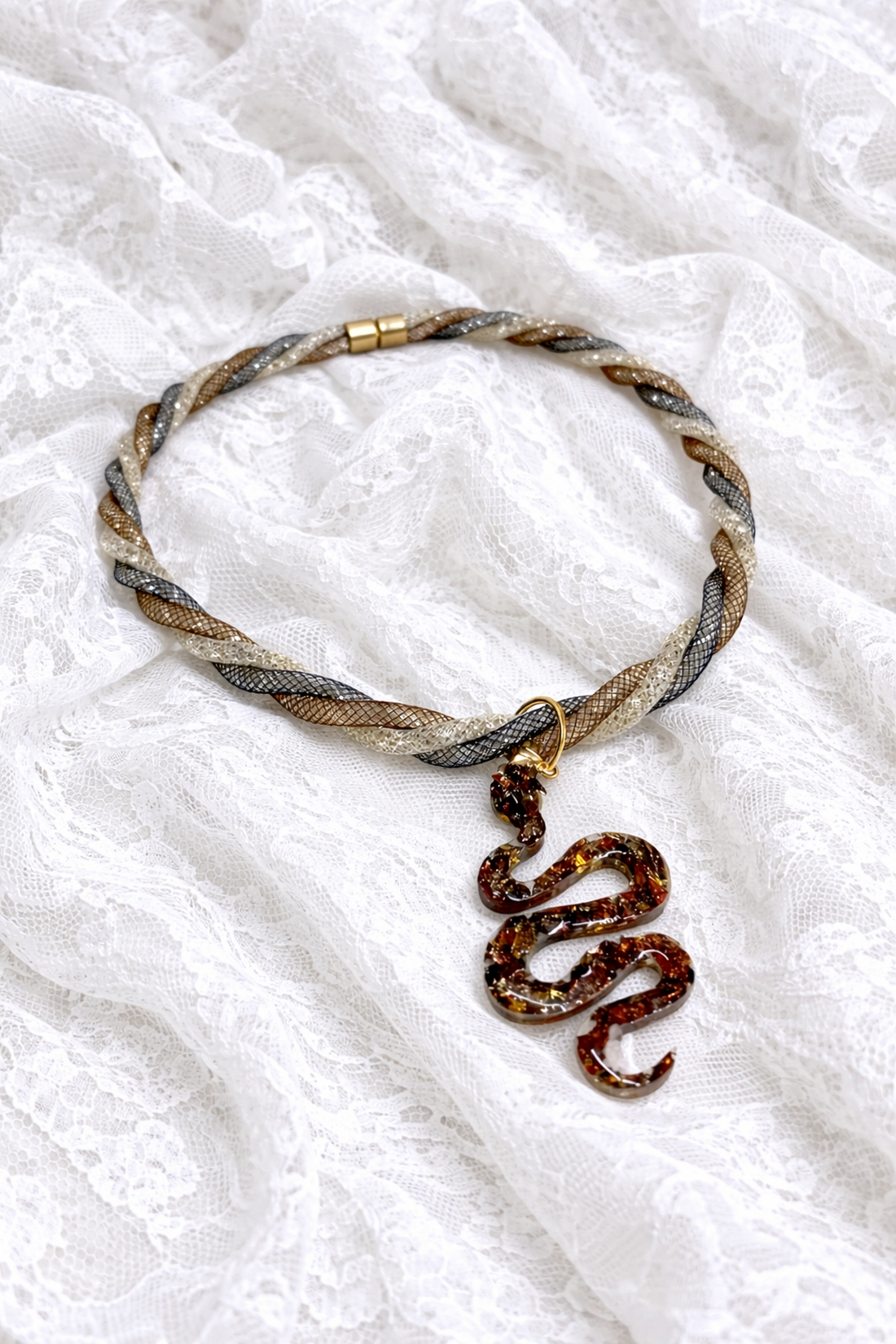 Colier tubular cu pandantiv șarpe din rășină si flori naturale 01967 - bijuterii - coliere - coliere cu pandative - Artynos.ro