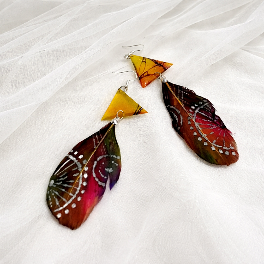 Cercei handmade cu pene naturale pictate manual 01982 - bijuterii - cercei - cercei lungi - Artynos.ro