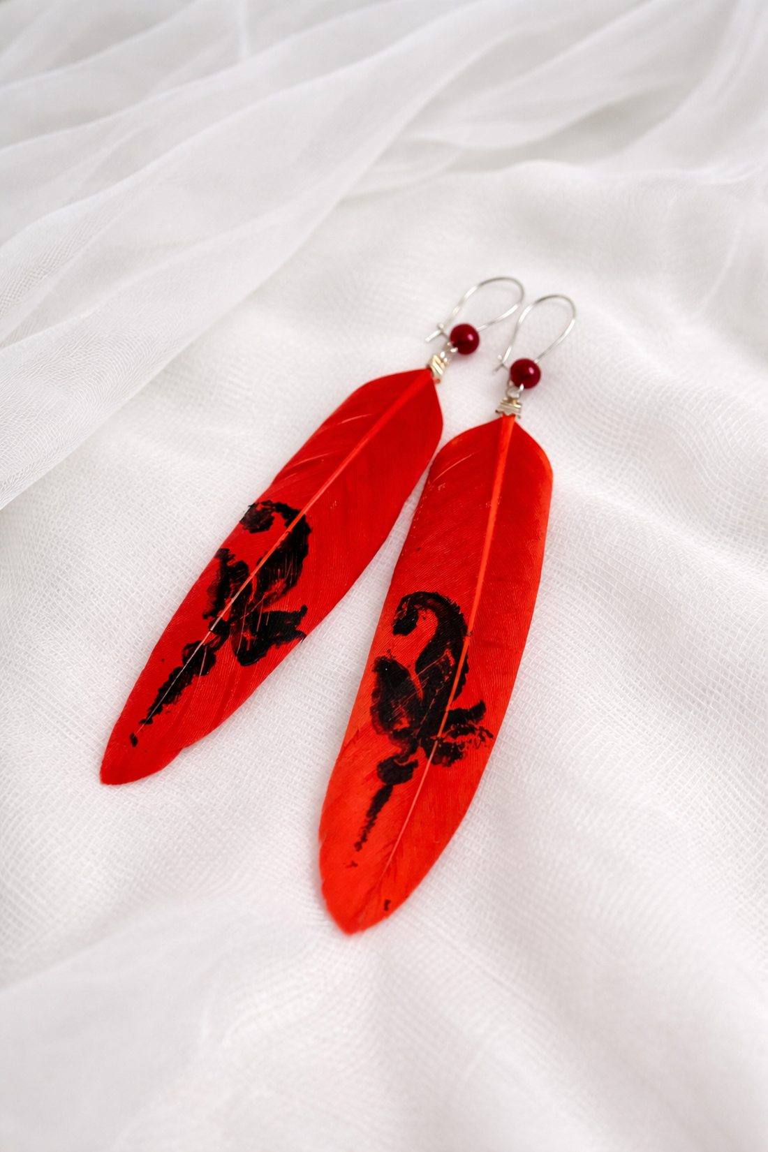 Cercei handmade cu pene naturale pictate manual 01983 - bijuterii - cercei - cercei lungi - Artynos.ro